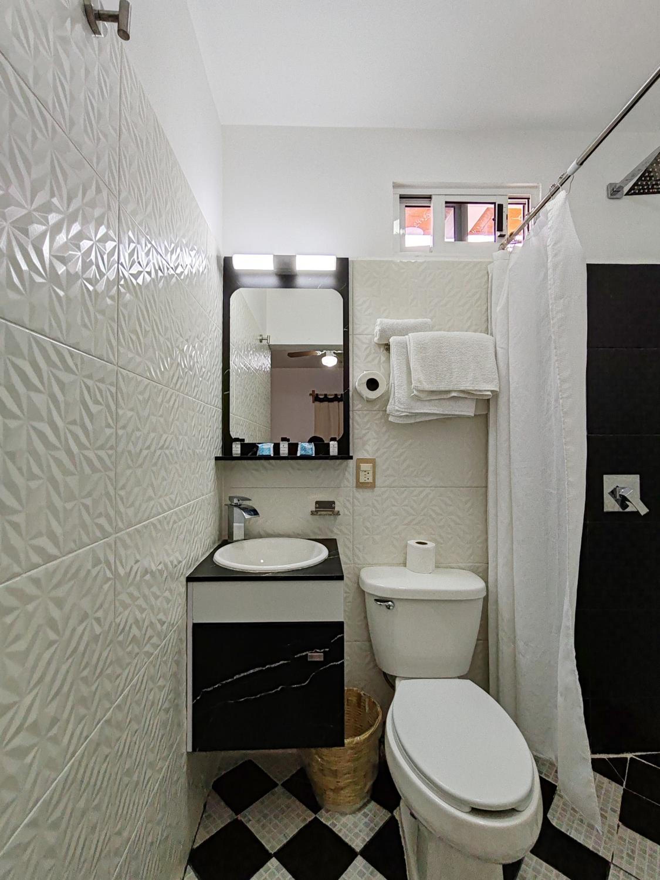 Double Room with Balcony - Photo 3