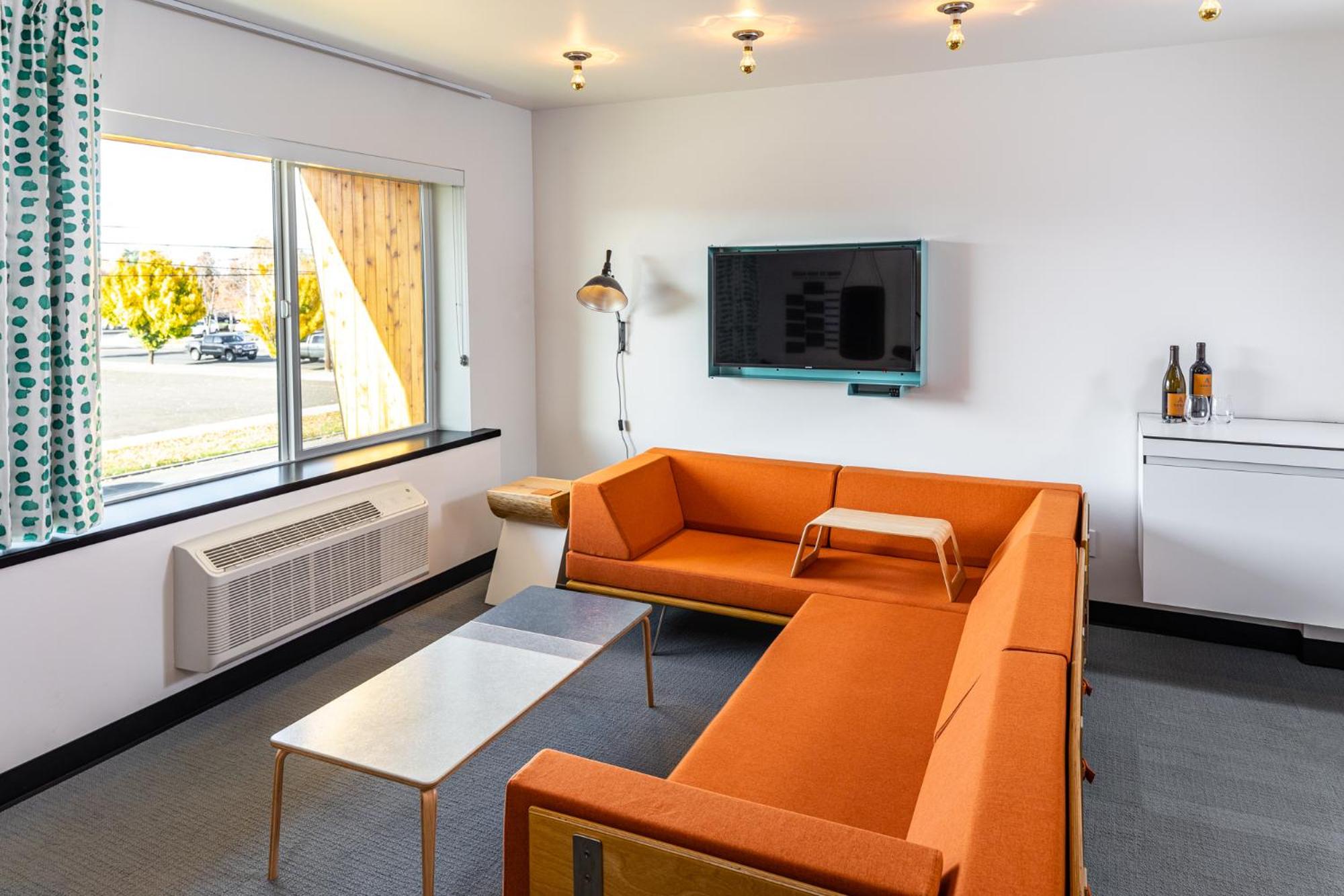 Deluxe King Suite photo 2
