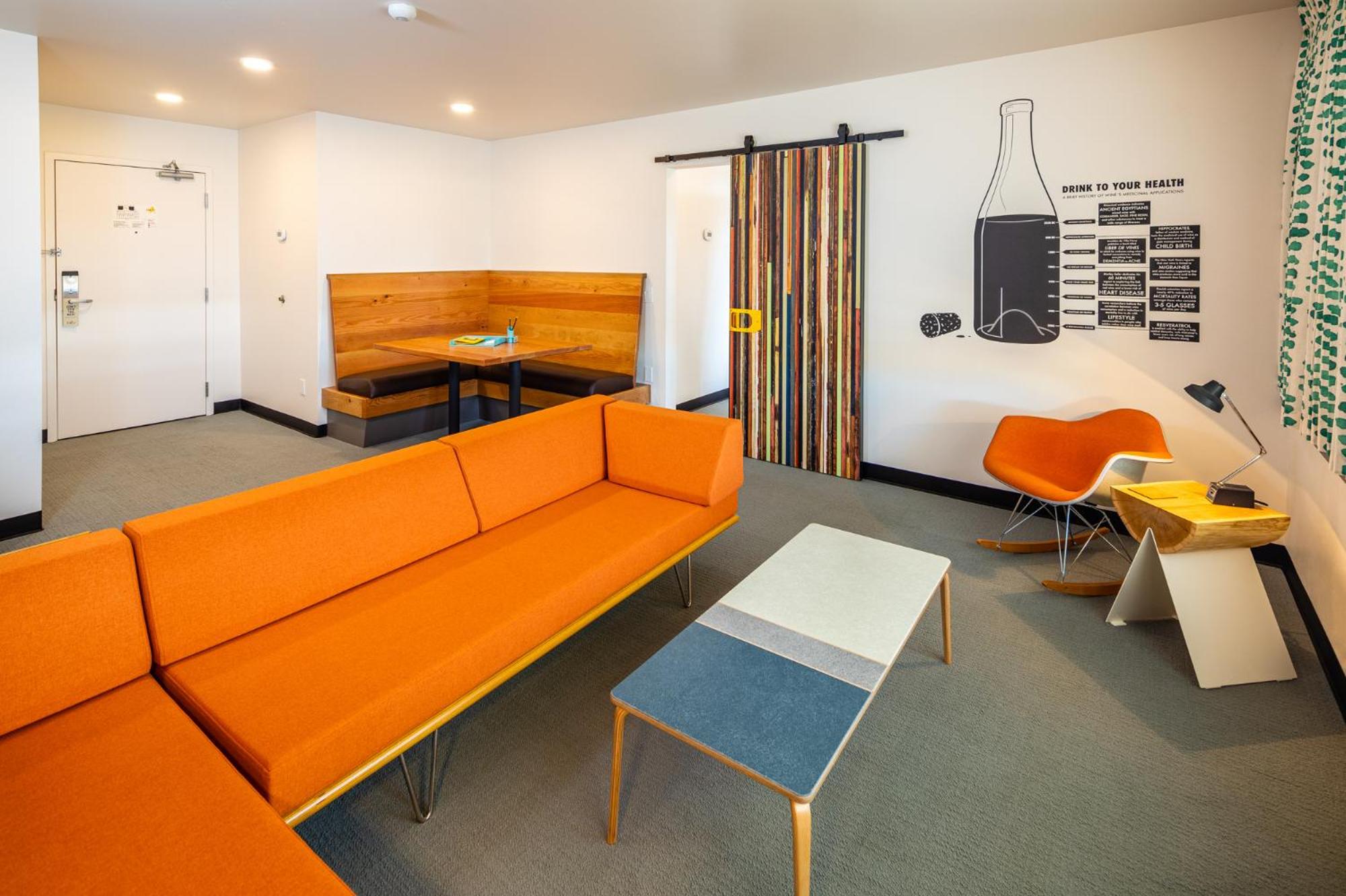 Deluxe King Suite photo 3