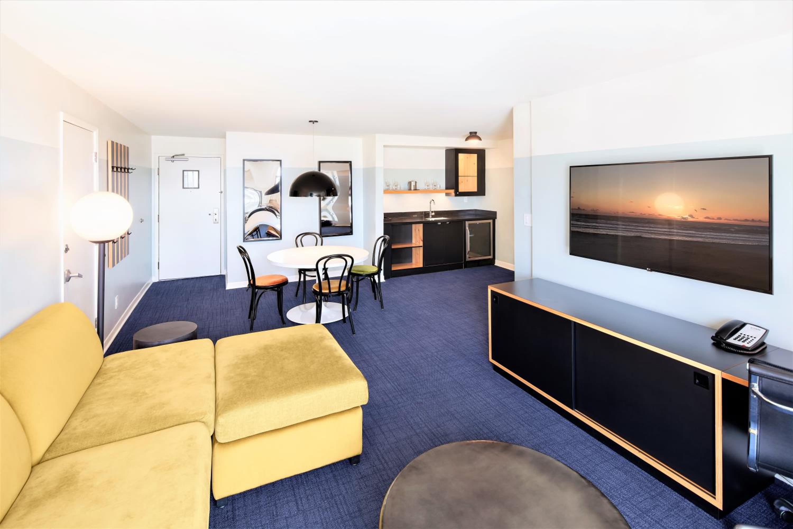 Partial Ocean View King Suite thumbnail 6