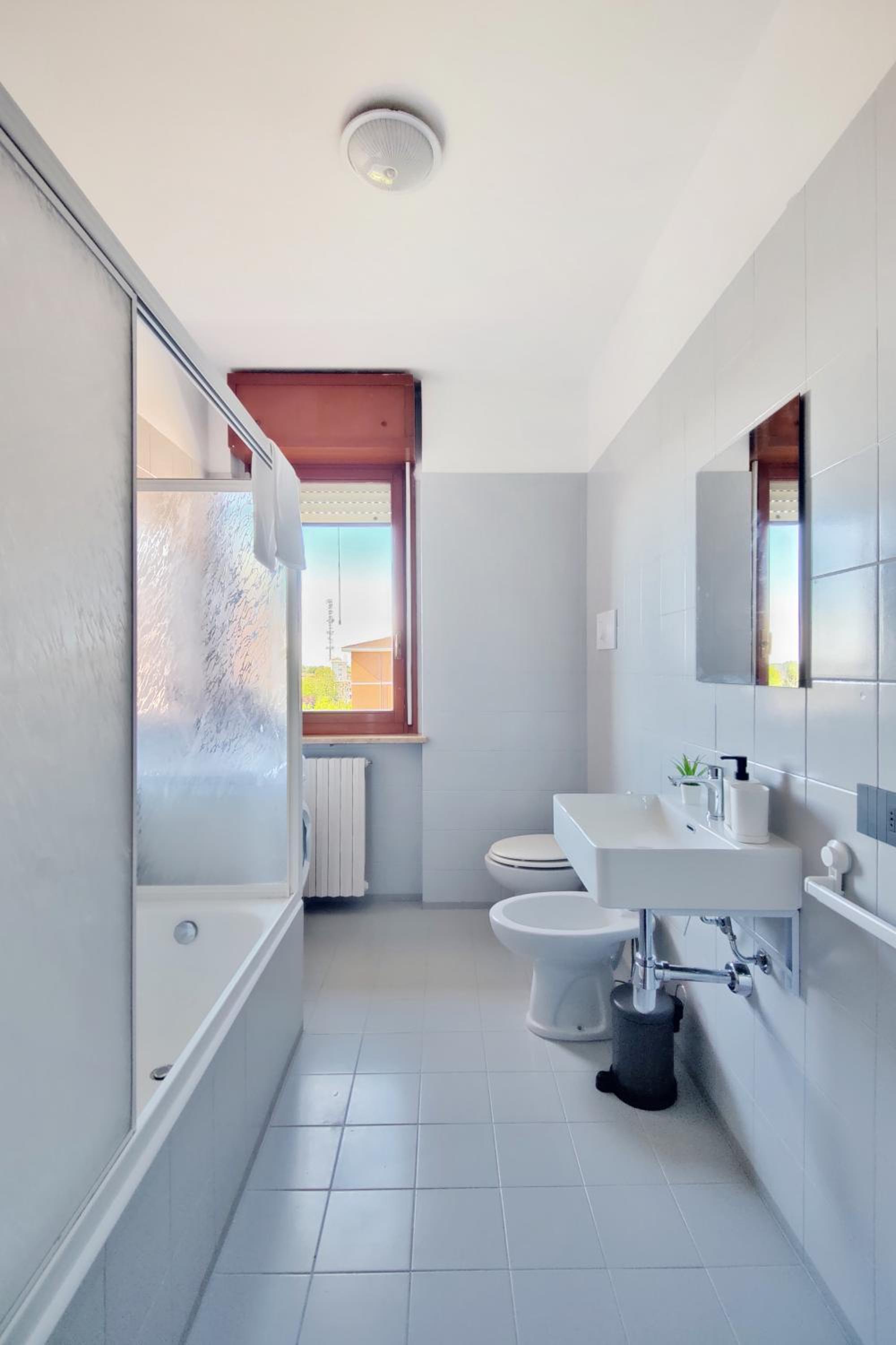 One-Bedroom Apartment with Balcony and Mountain View   photo 2