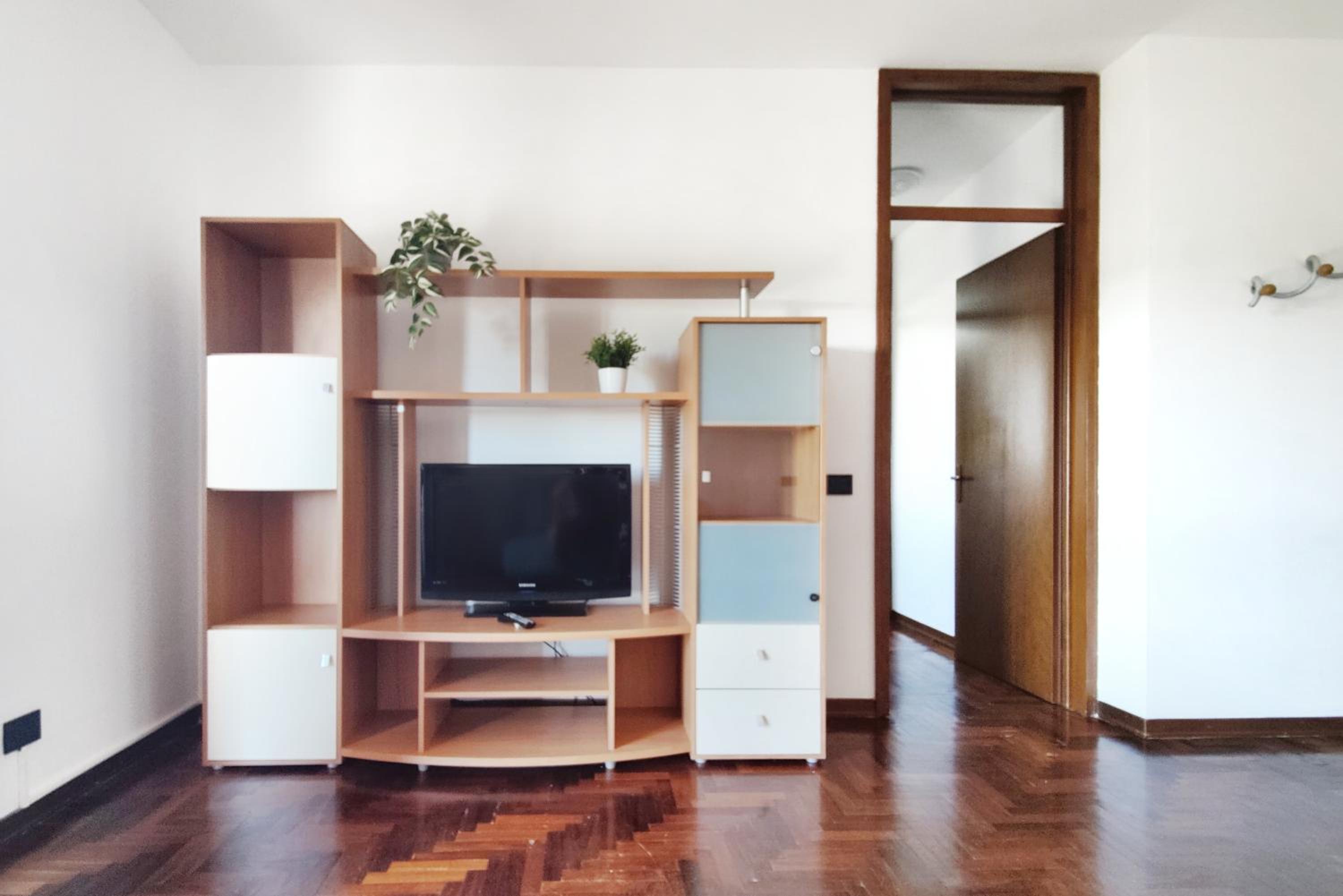 One-Bedroom Apartment with Balcony and Mountain View   photo 3