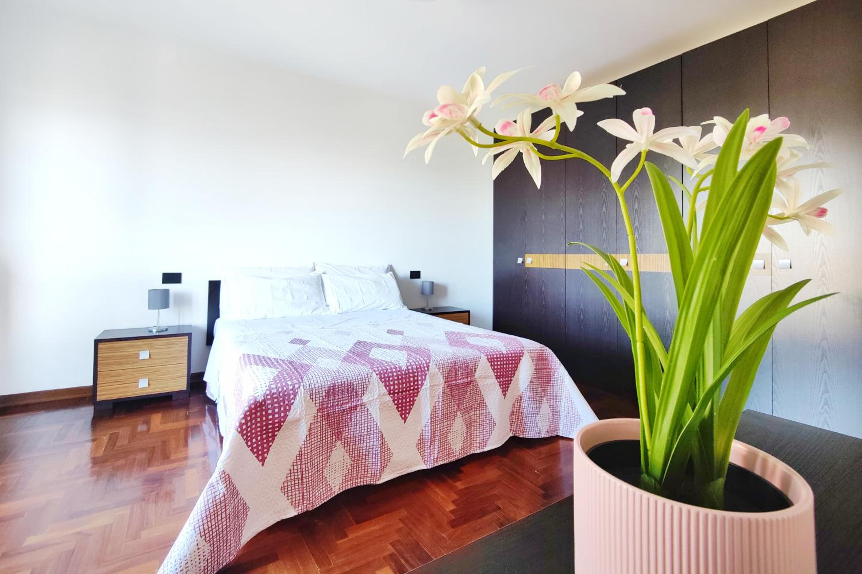 One-Bedroom Apartment with Balcony and Mountain View   photo 1