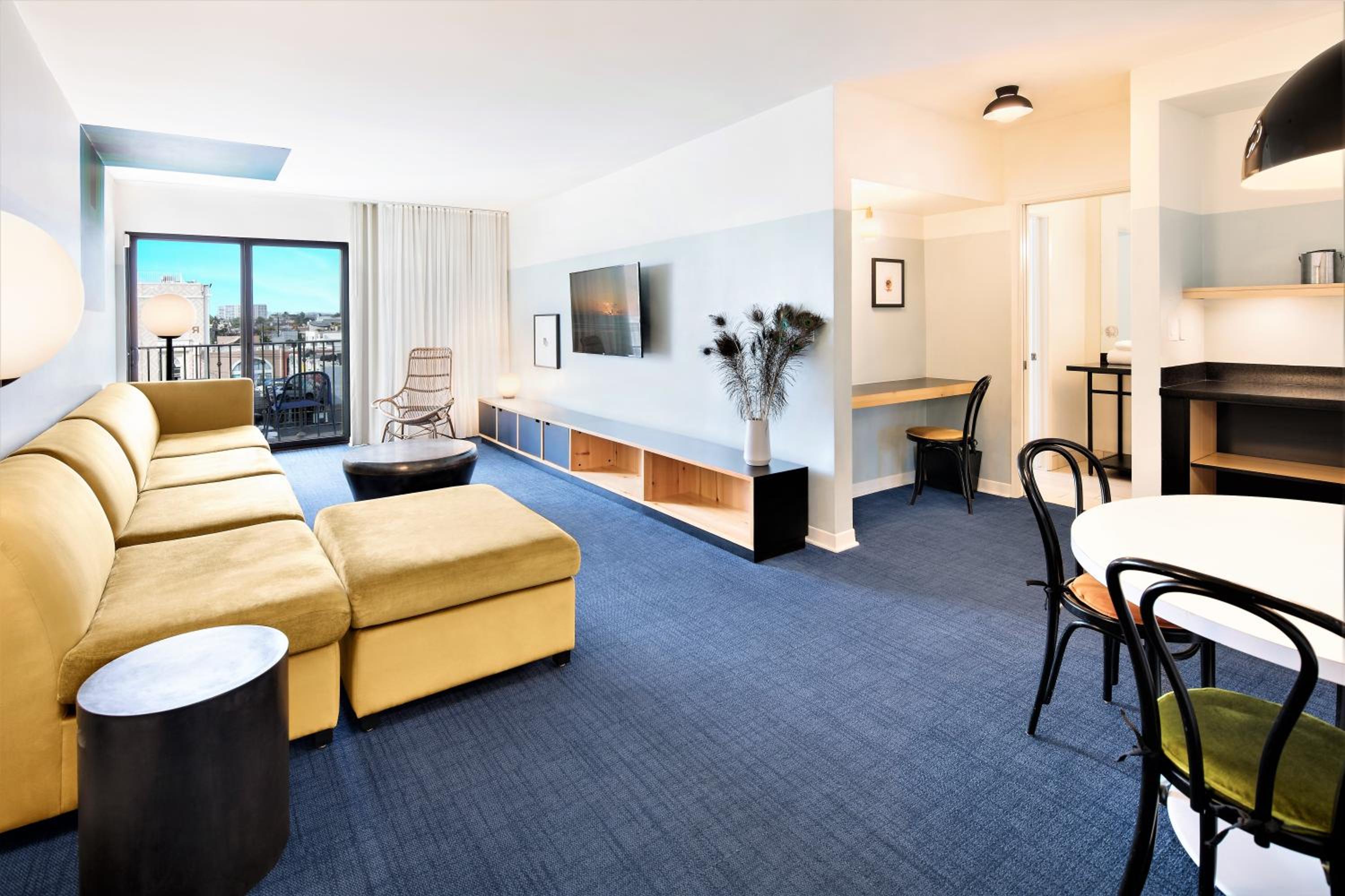 City View King Suite thumbnail 6