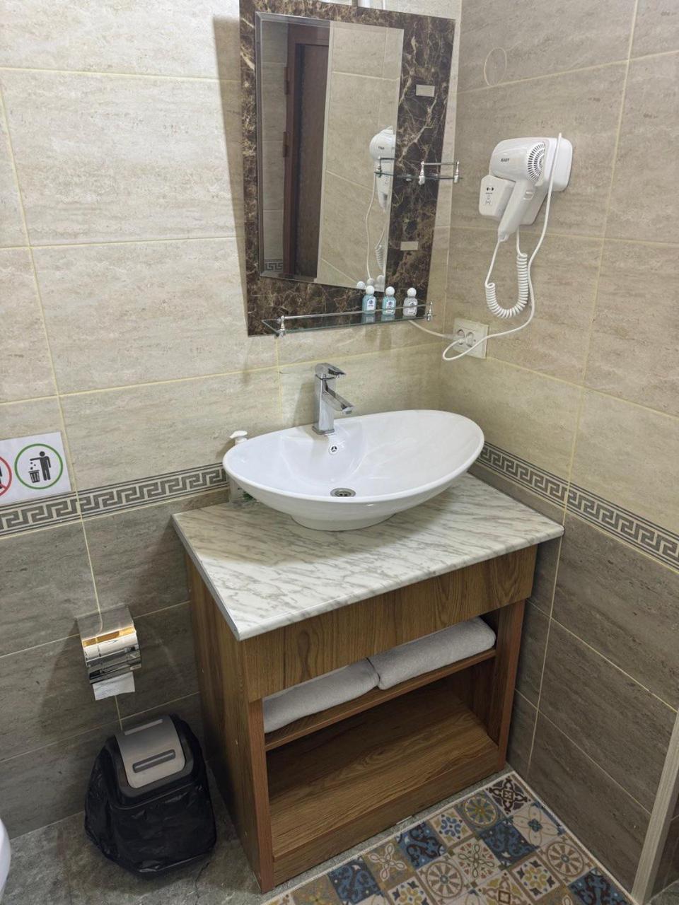 Twin Room With Private Bathroom photo 2