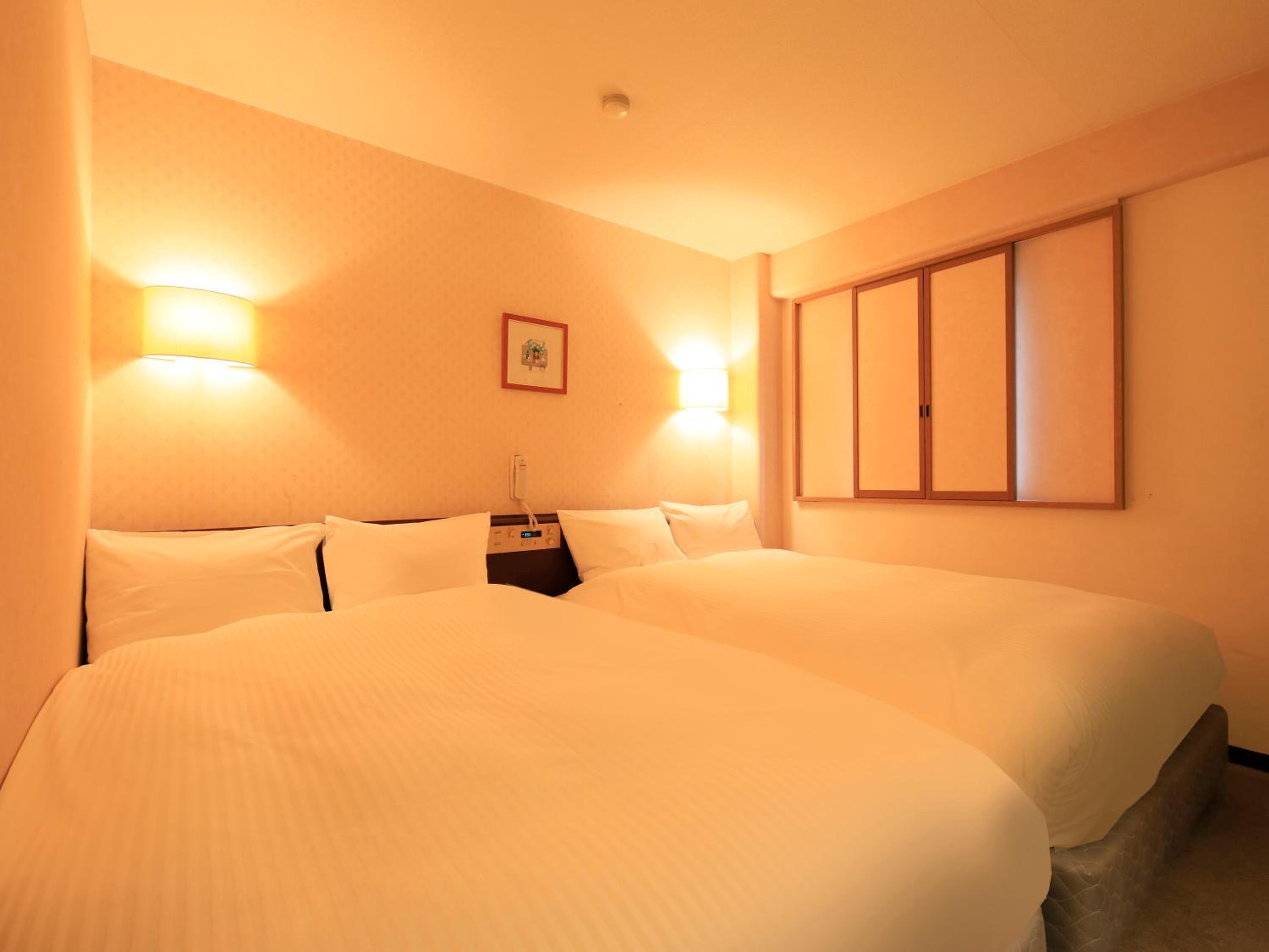 Deluxe Twin Room - Smoking - Extra Bed Provided for Fifth Adult photo 1