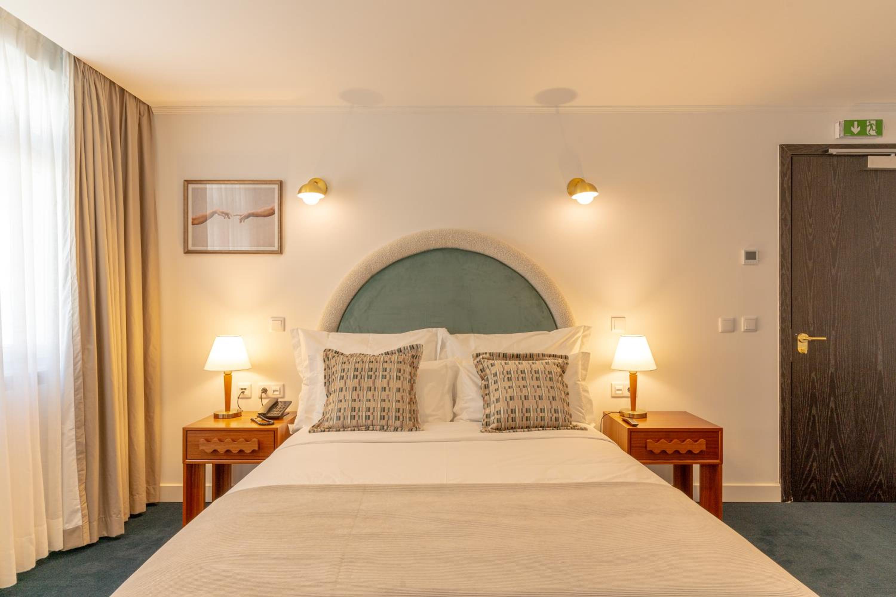 Superior Double Room thumbnail 6
