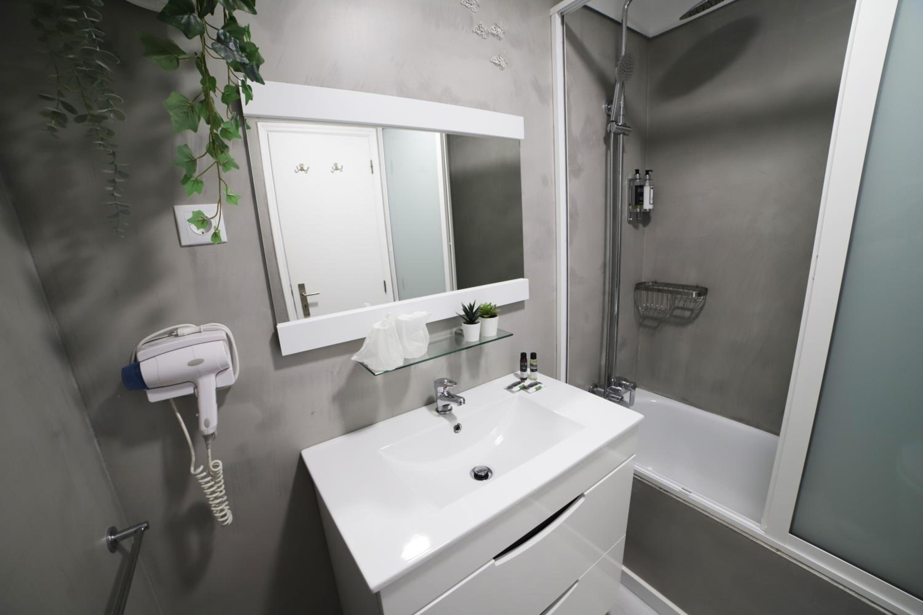 Twin Room - Photo 12