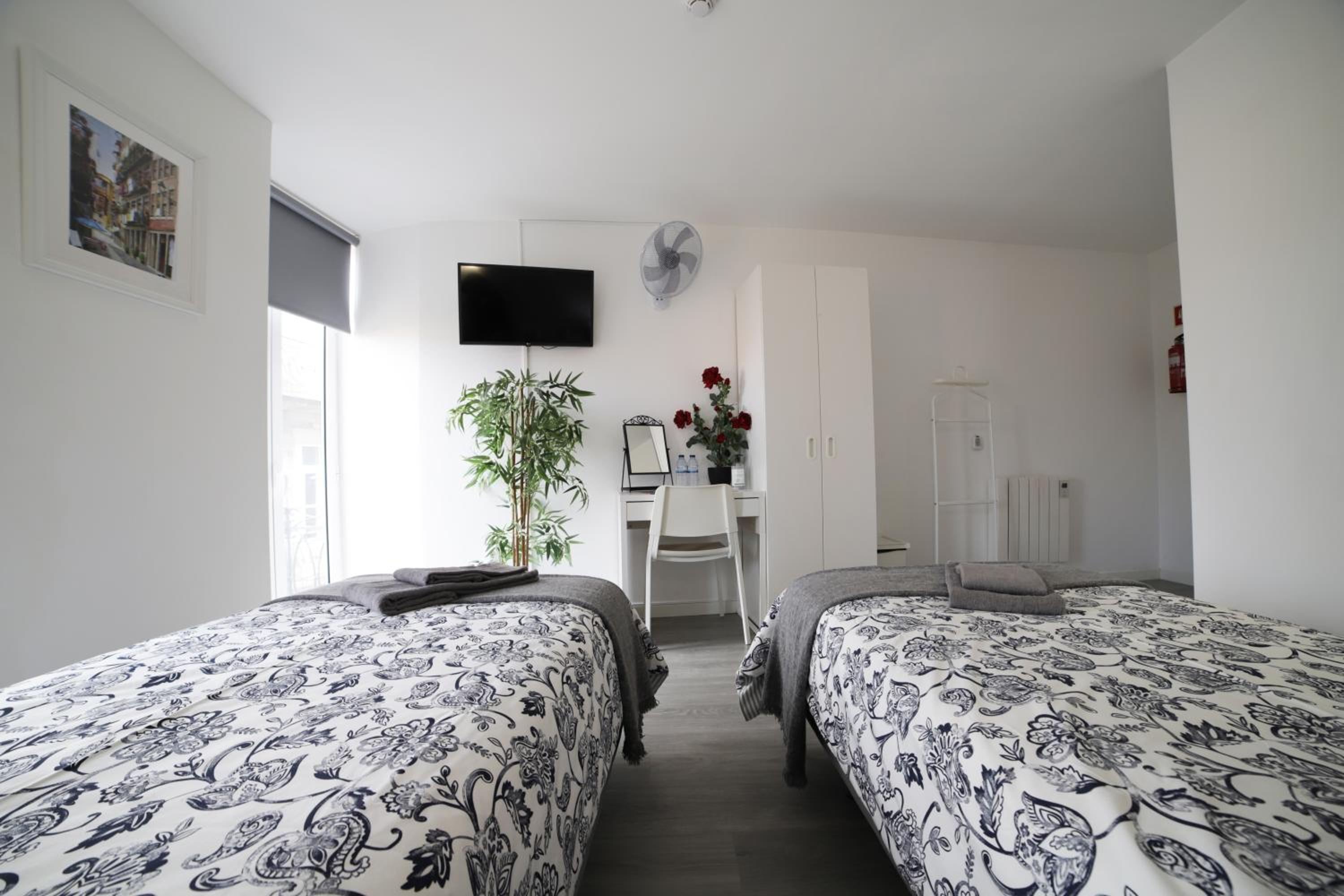 Twin Room - Photo 9