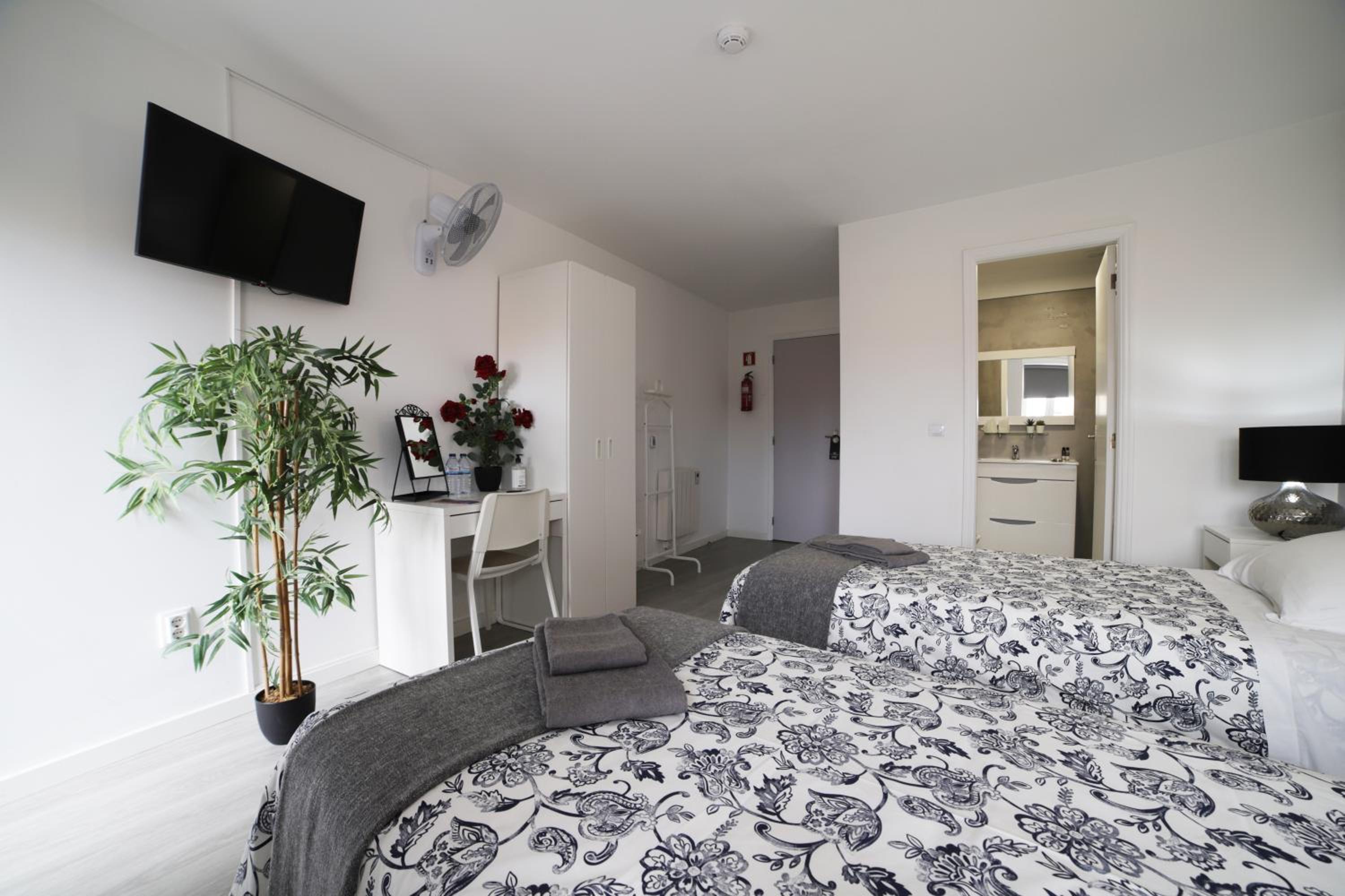 Twin Room - Photo 8