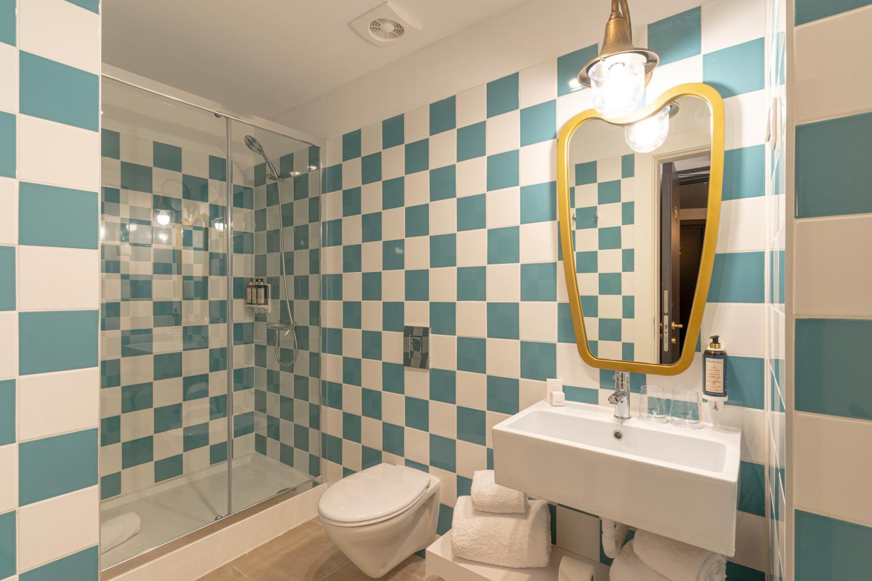 Superior Twin Room thumbnail 6