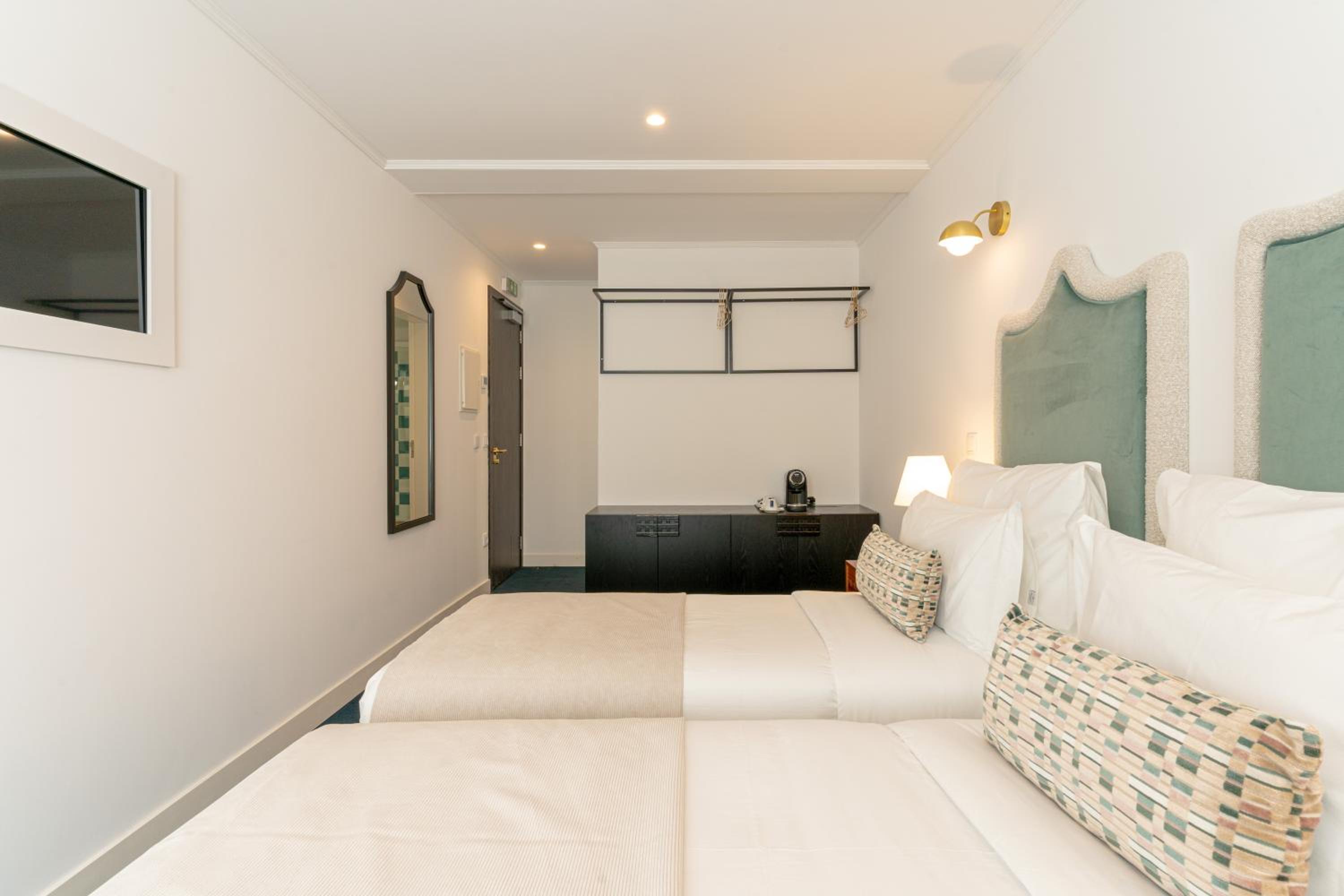 Superior Twin Room thumbnail 5
