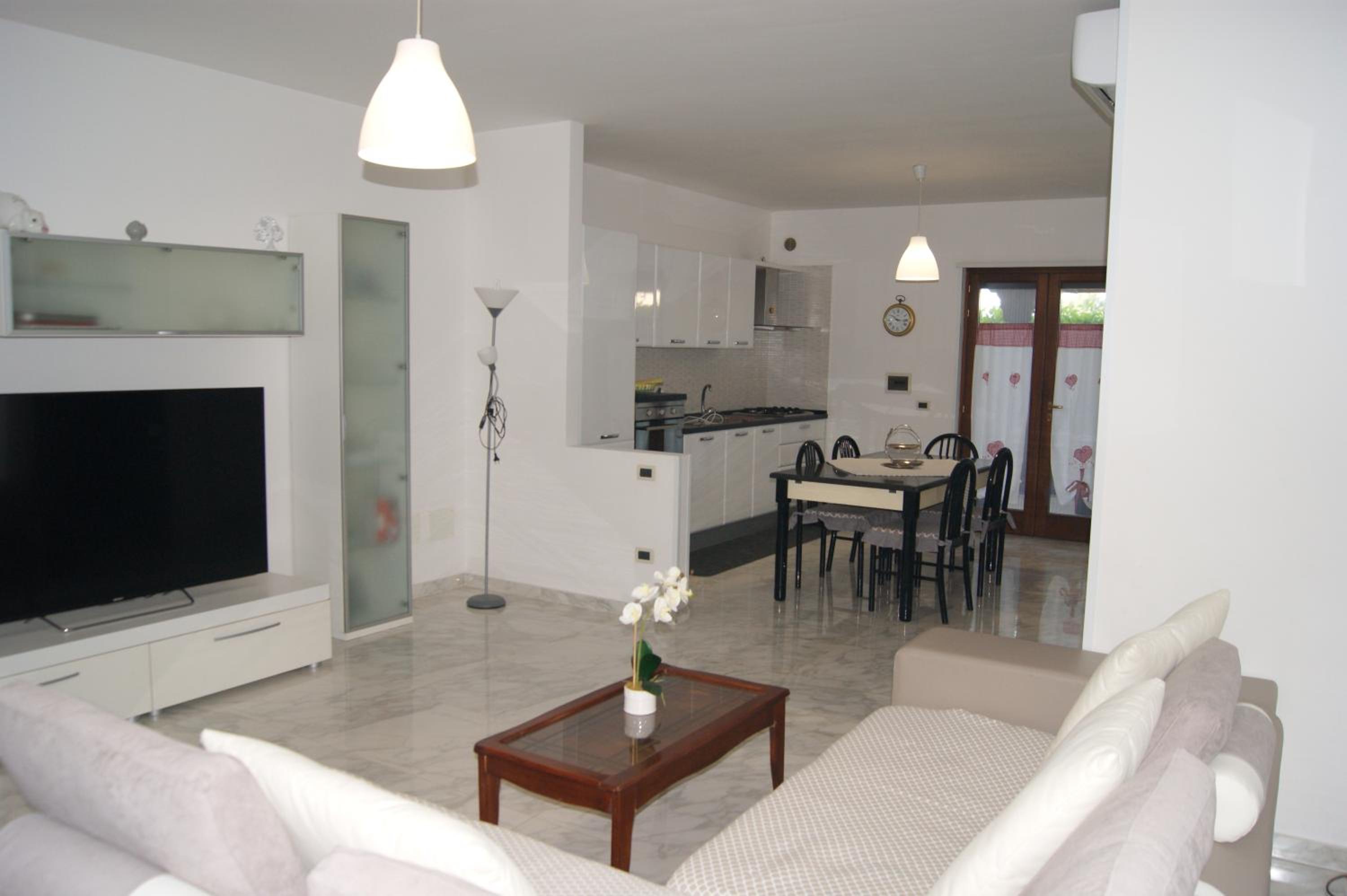 Two-Bedroom House - Photo 9