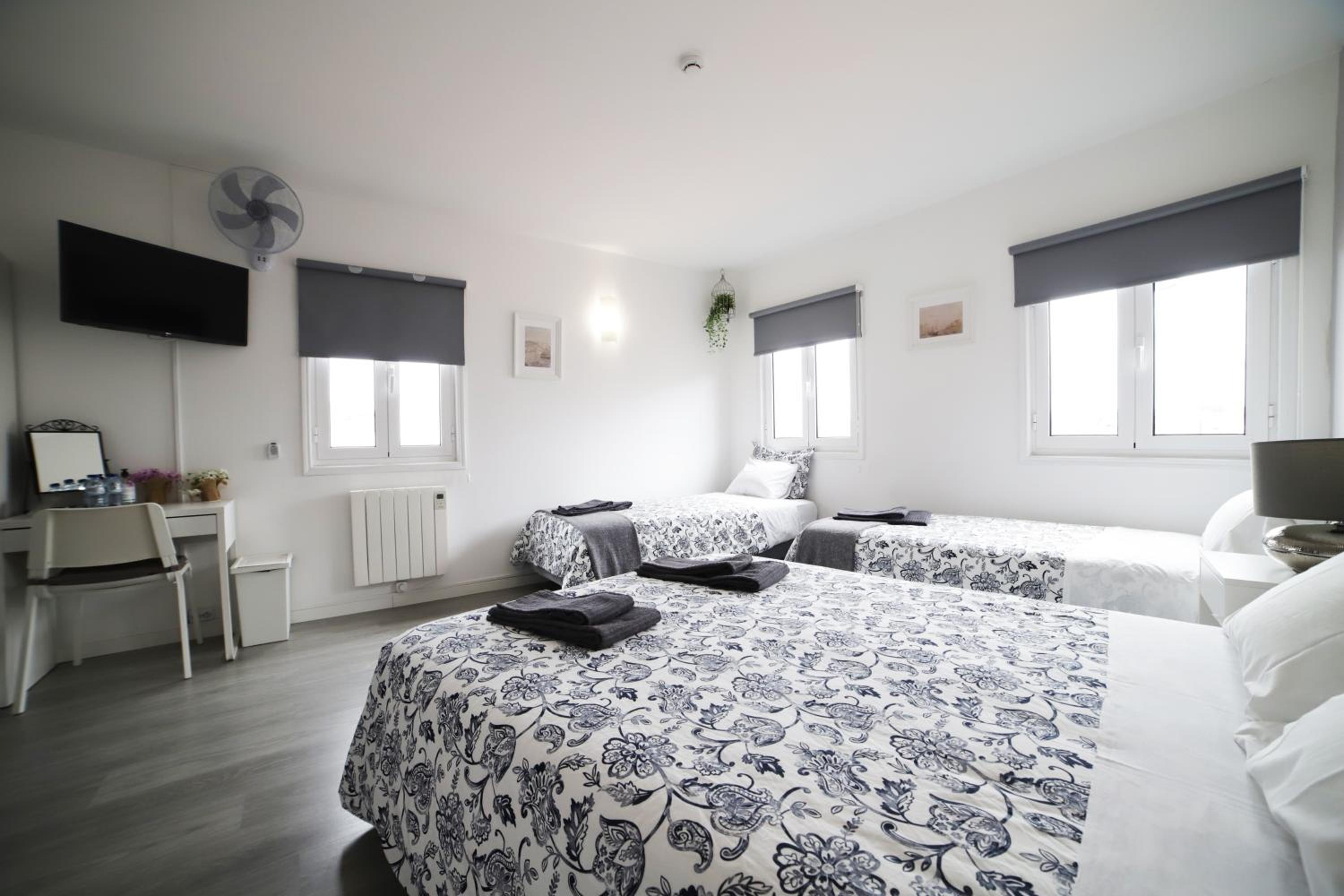 Classic Quadruple Room - Photo 12