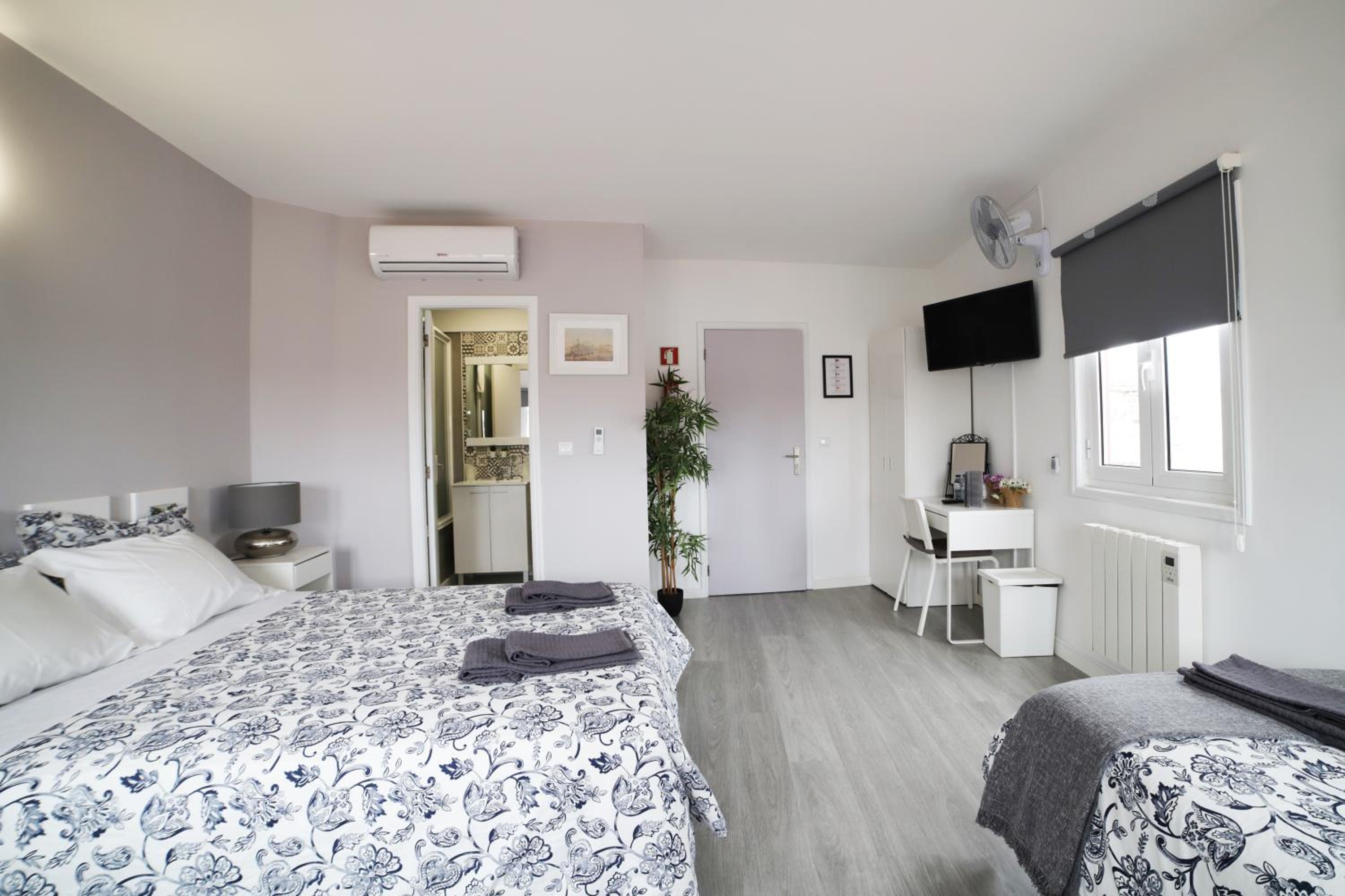 Classic Quadruple Room - Photo 9