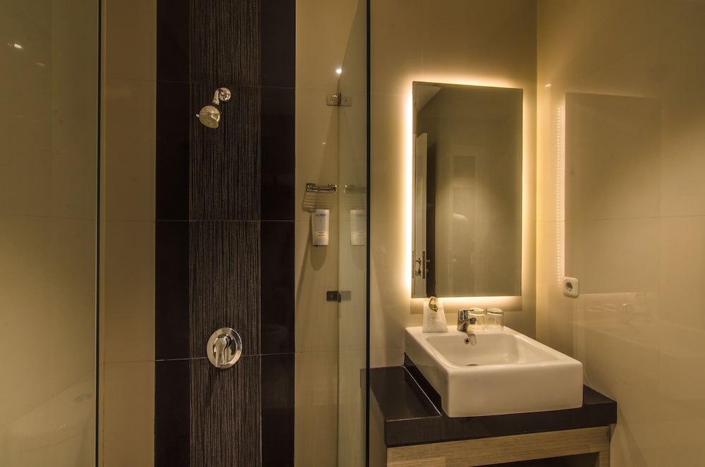 Deluxe Room, 1 King Bed, Balcony photo 2
