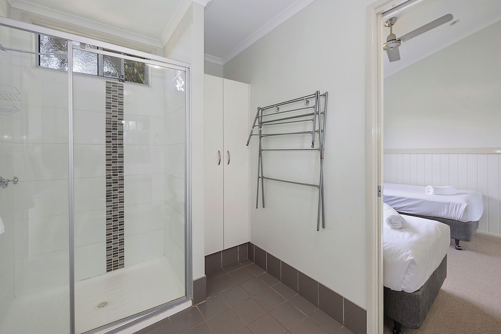 Deluxe Cabin - Sleeps 4 - Dog Friendly photo 3