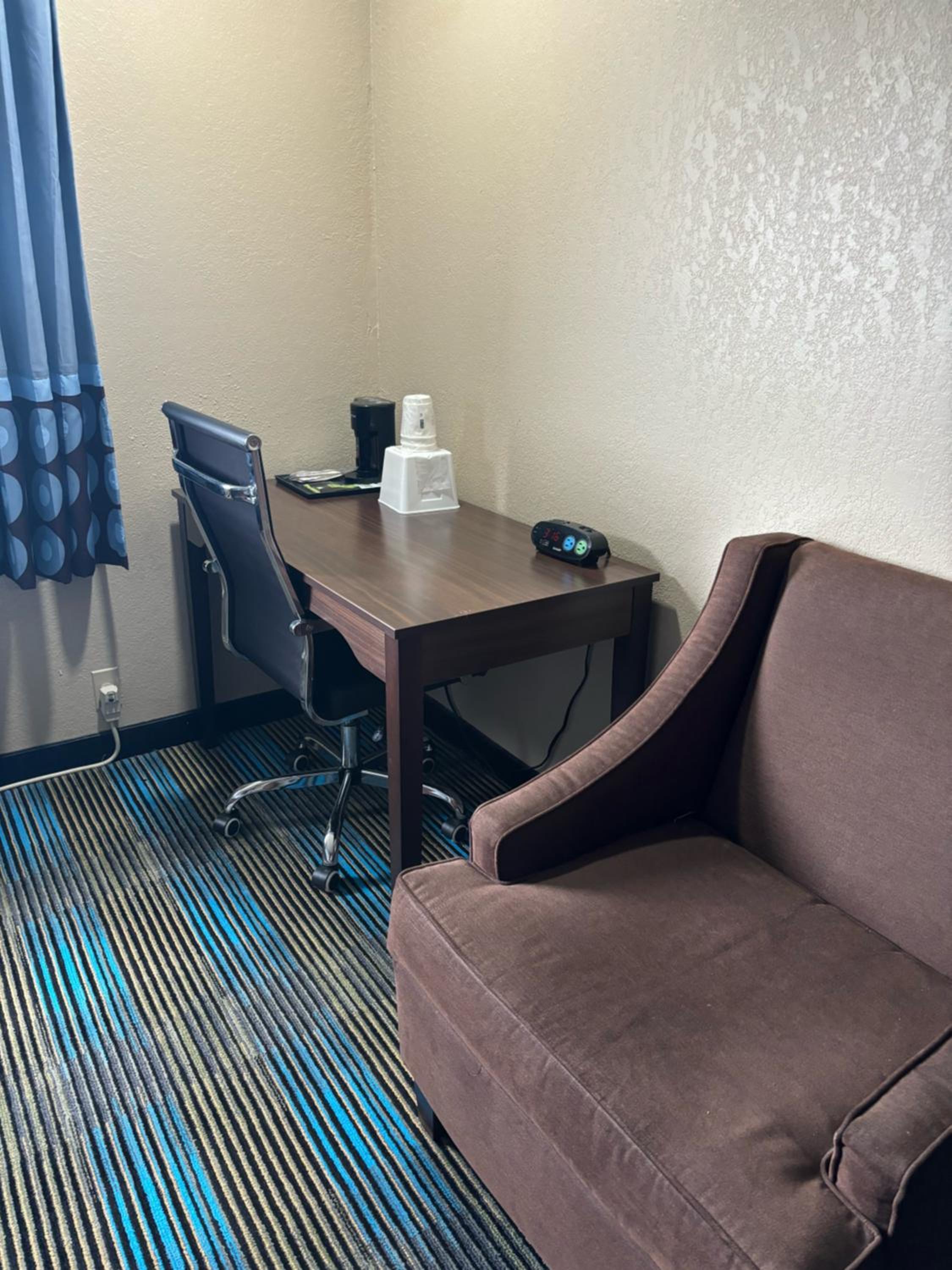 Queen Room - Non-Smoking - Photo 1
