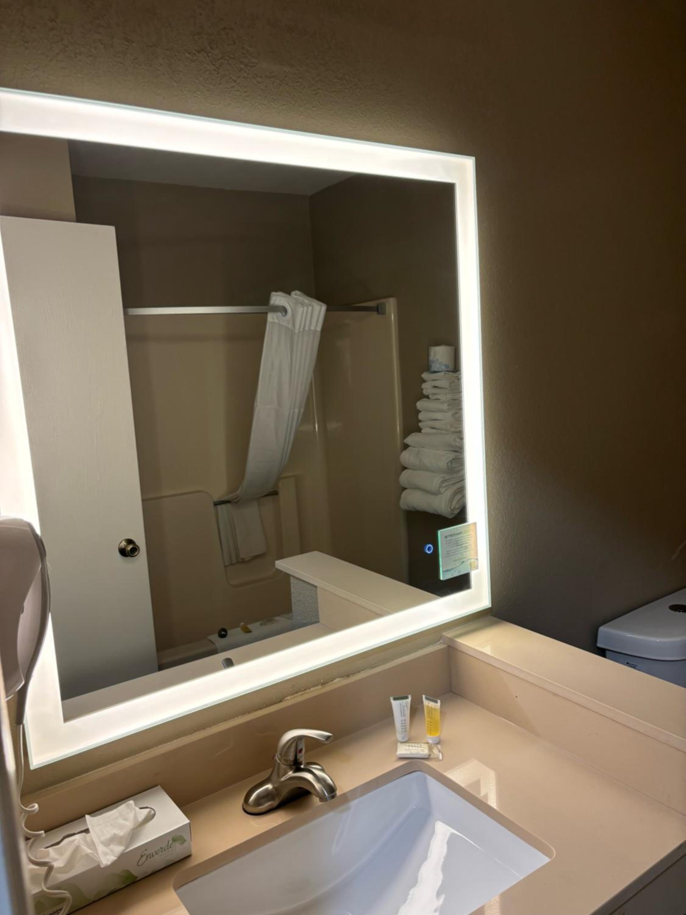 King Room - Non-Smoking - Photo 4