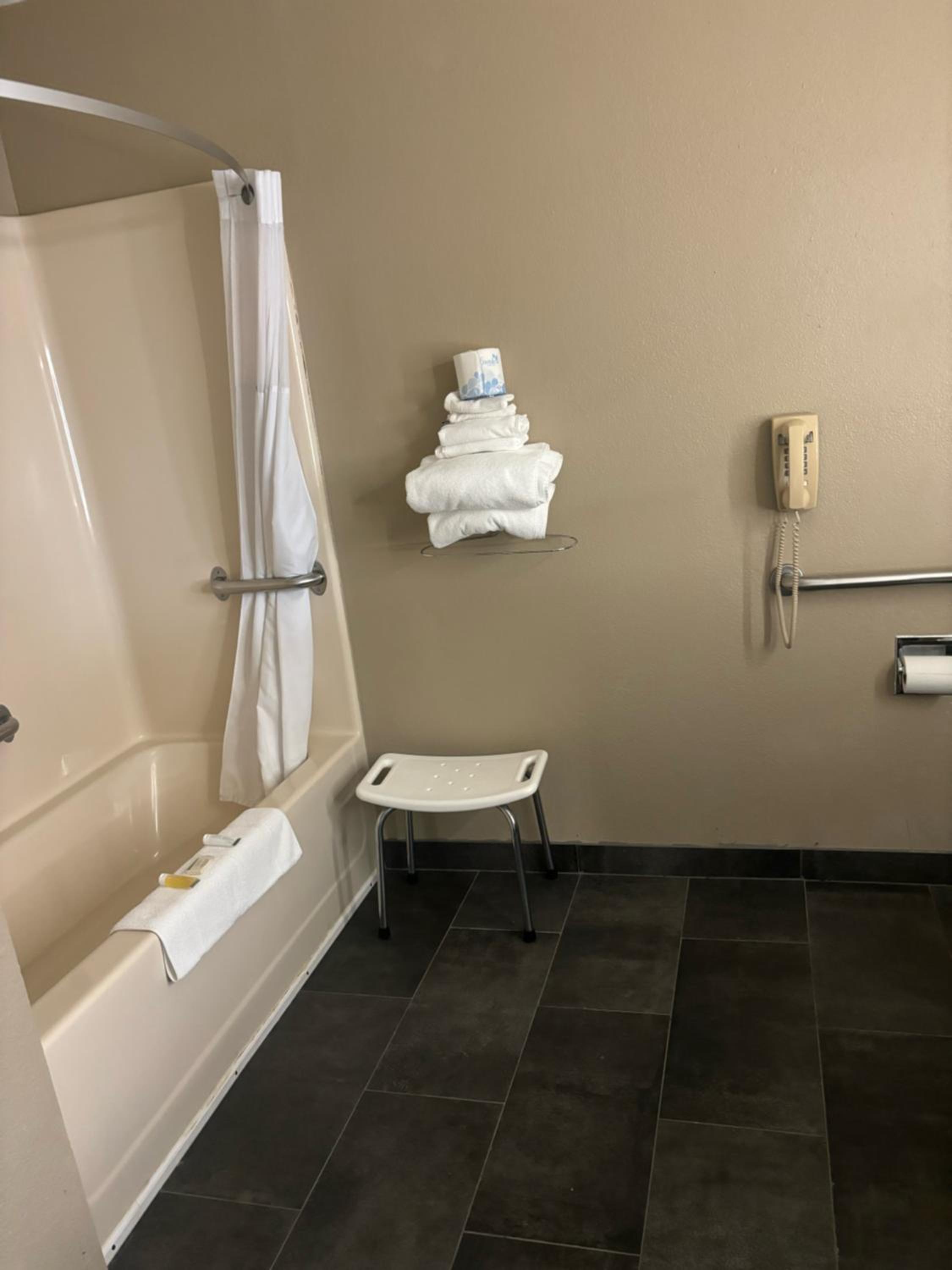 Queen Room - Mobility Access/Non-Smoking - Photo 5