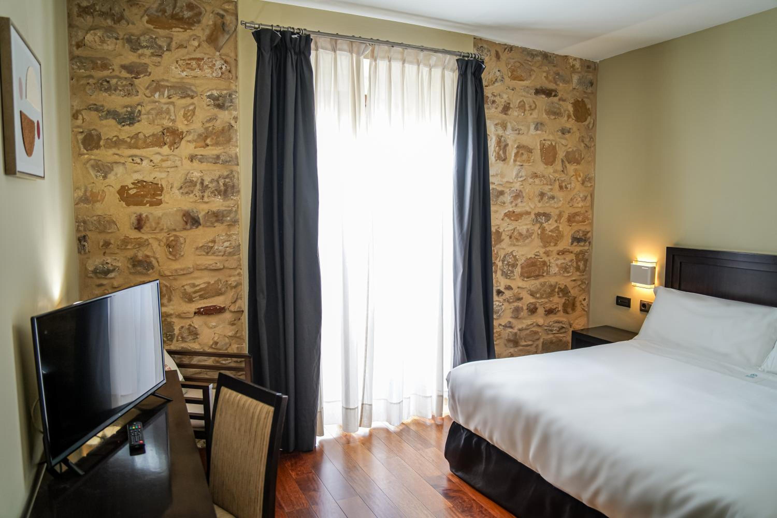 Double Room with Balcony - Photo 9