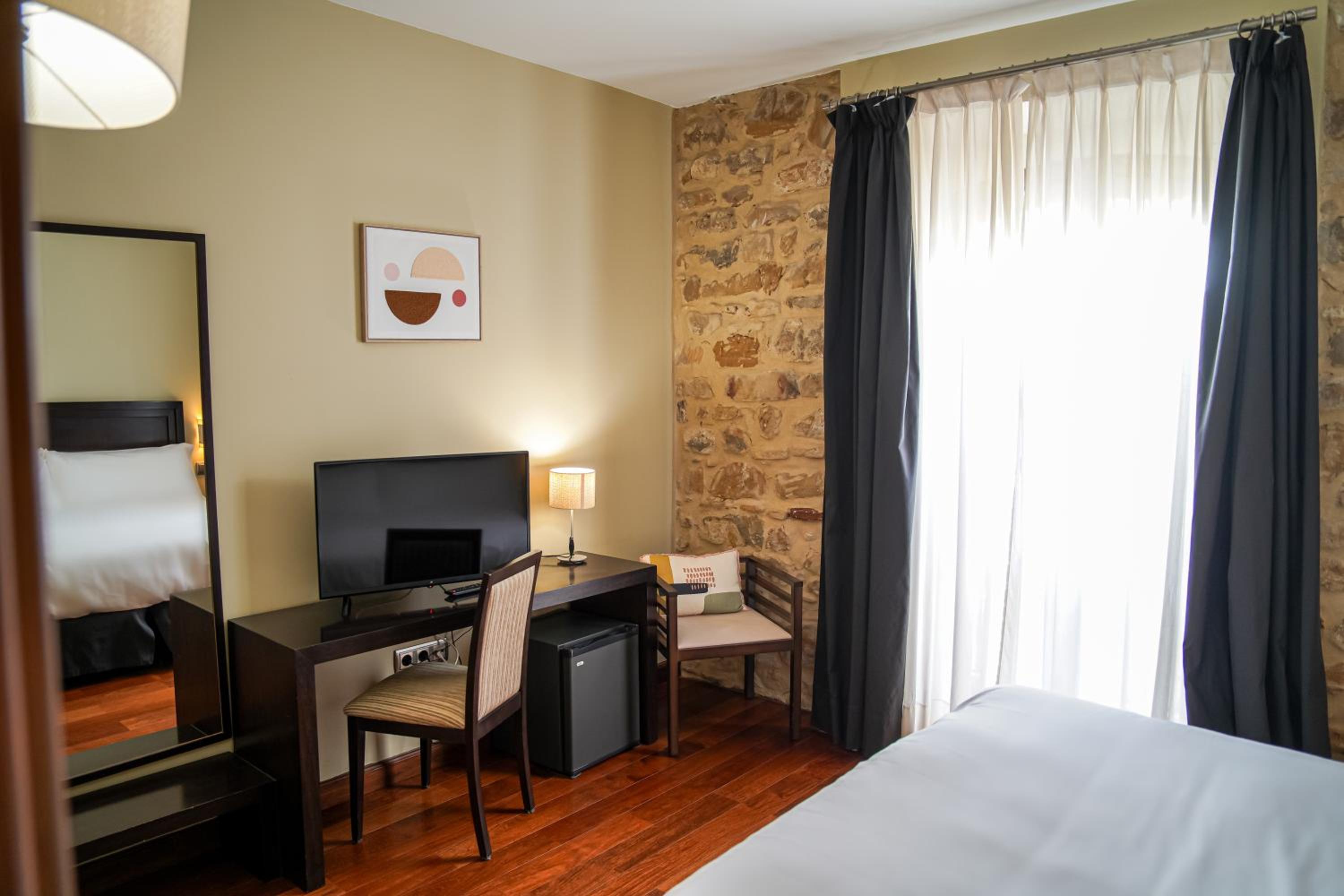 Double Room with Balcony - Photo 10