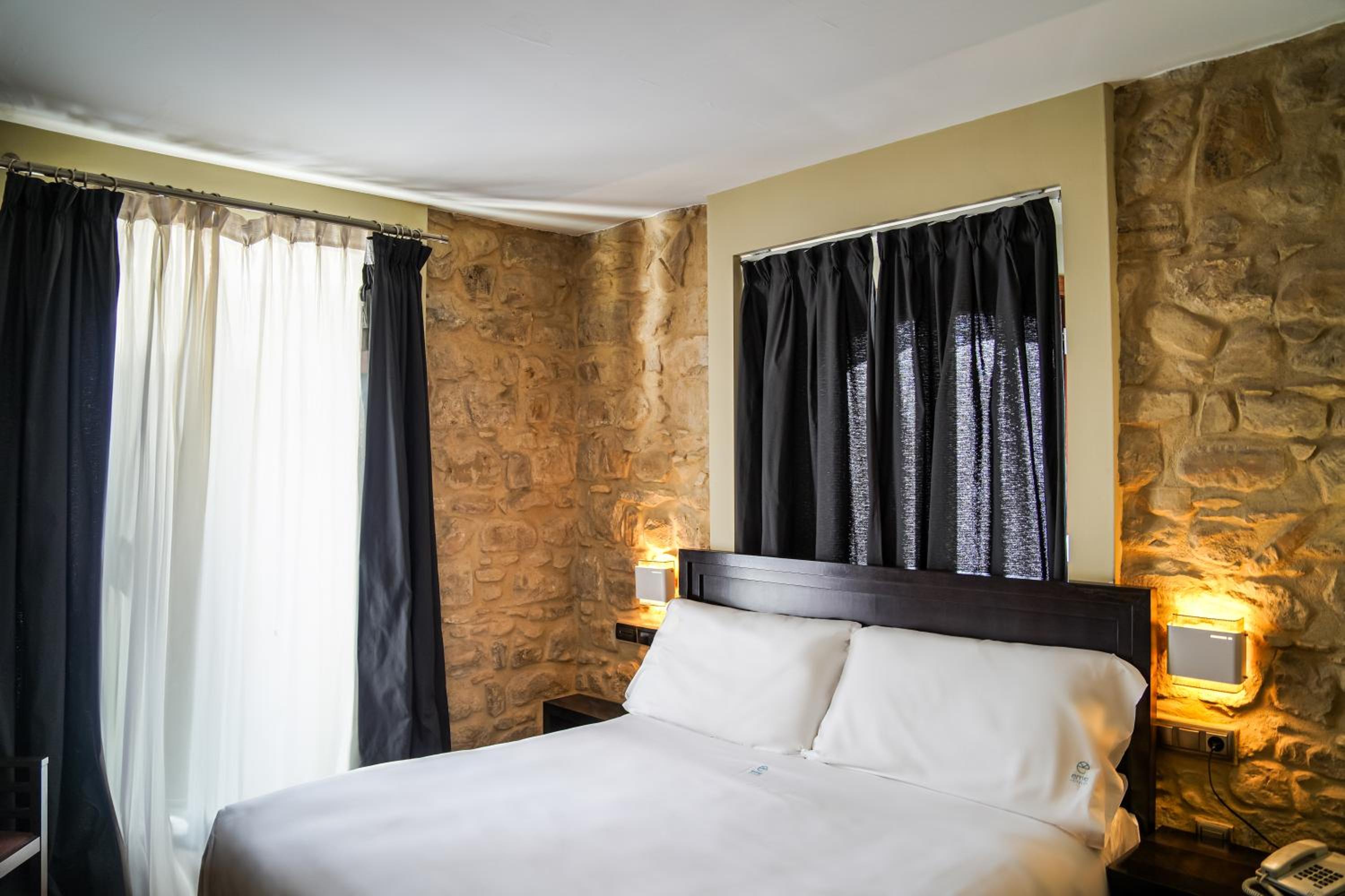 Double Room with Balcony - Photo 6