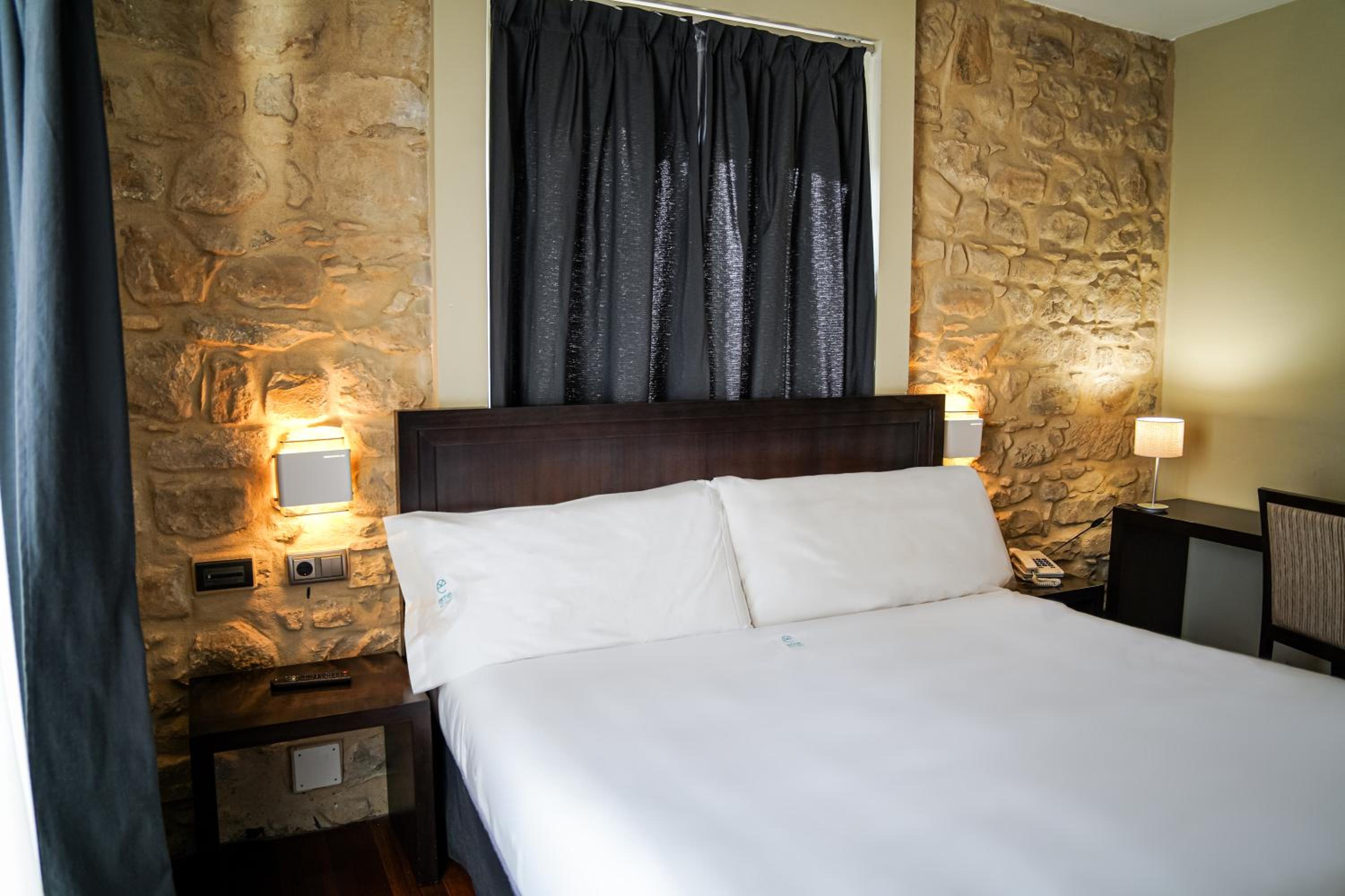 Double Room with Balcony - Photo 7