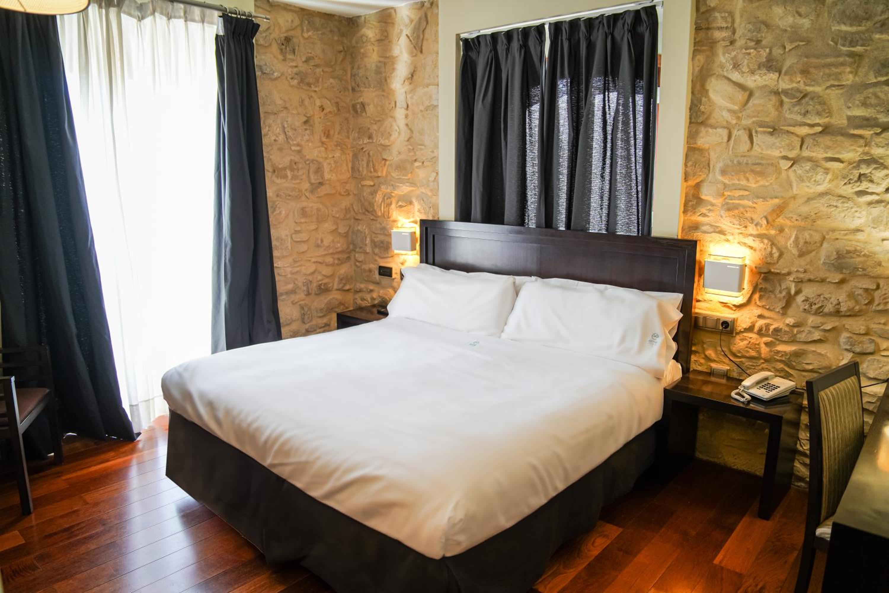 Double Room with Balcony - Photo 5