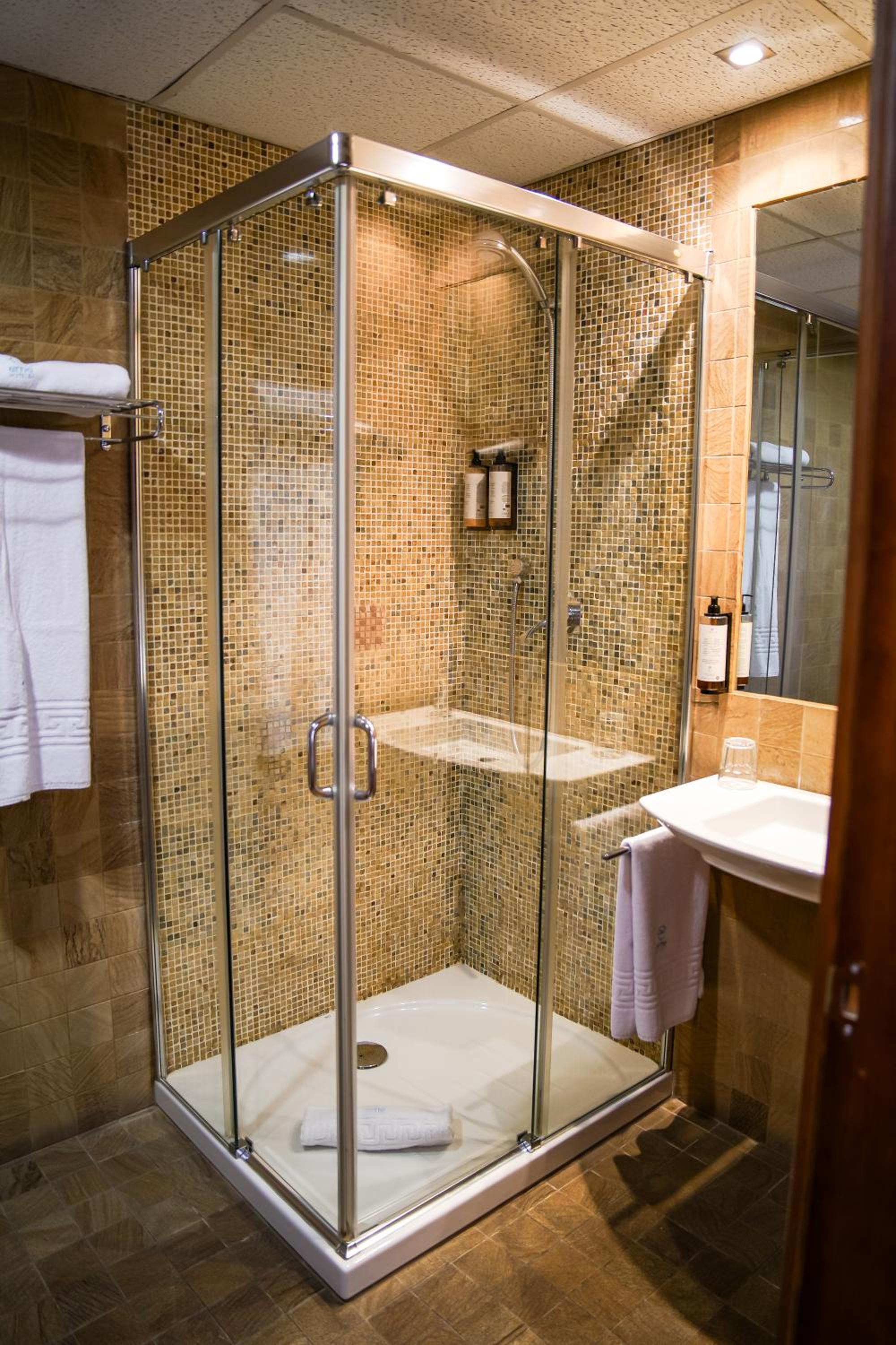 Double Room with Balcony - Photo 4