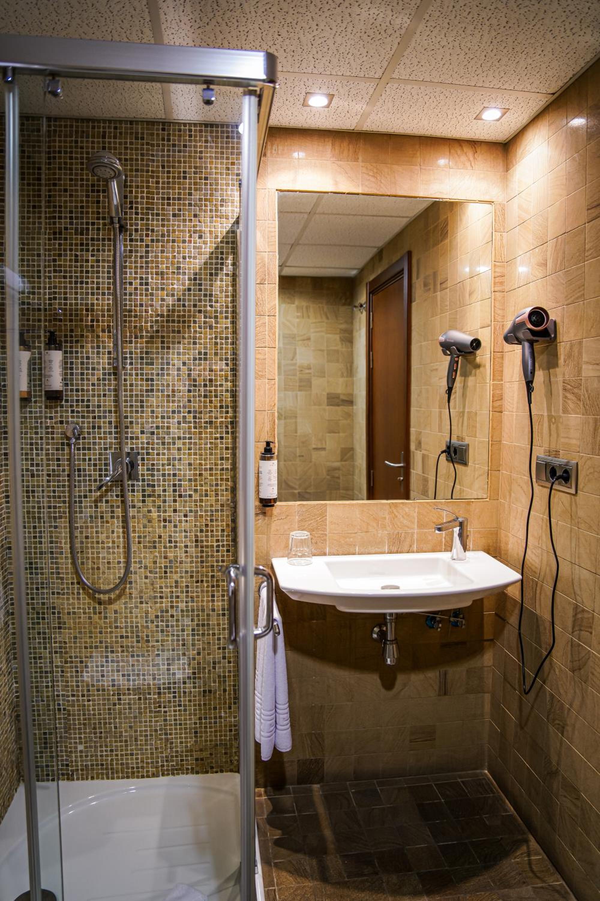Double Room with Balcony - Photo 3
