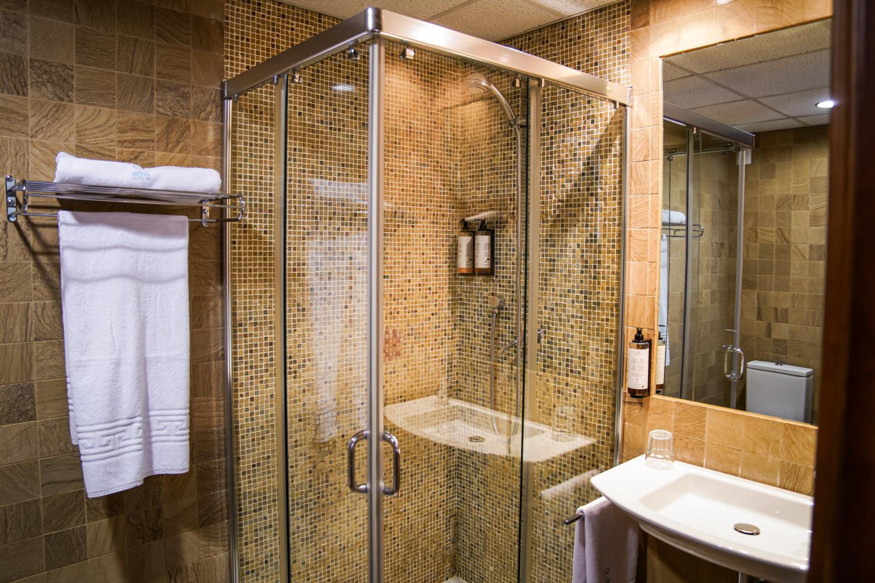 Double Room with Balcony - Photo 11