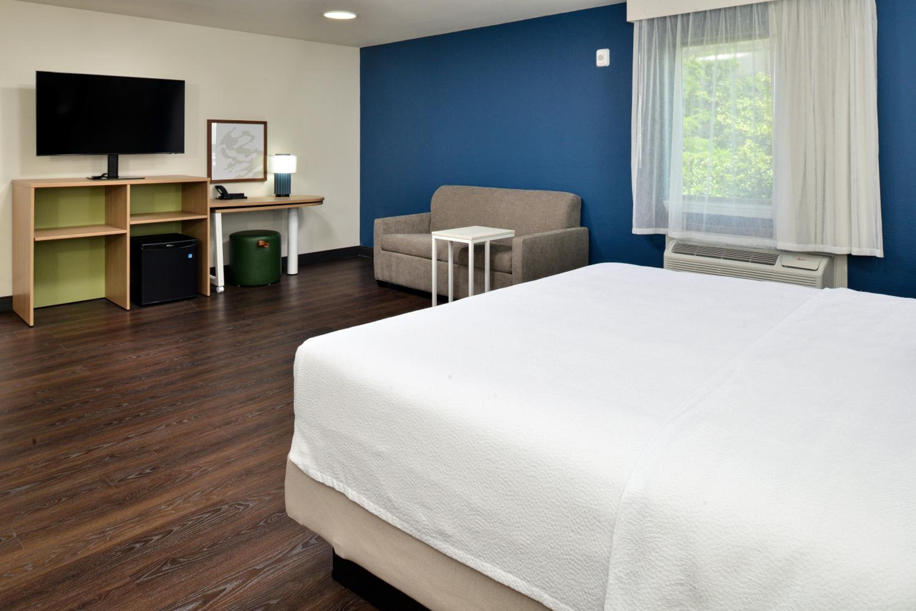 King Room with Sofa Bed - Non-Smoking - Photo 9
