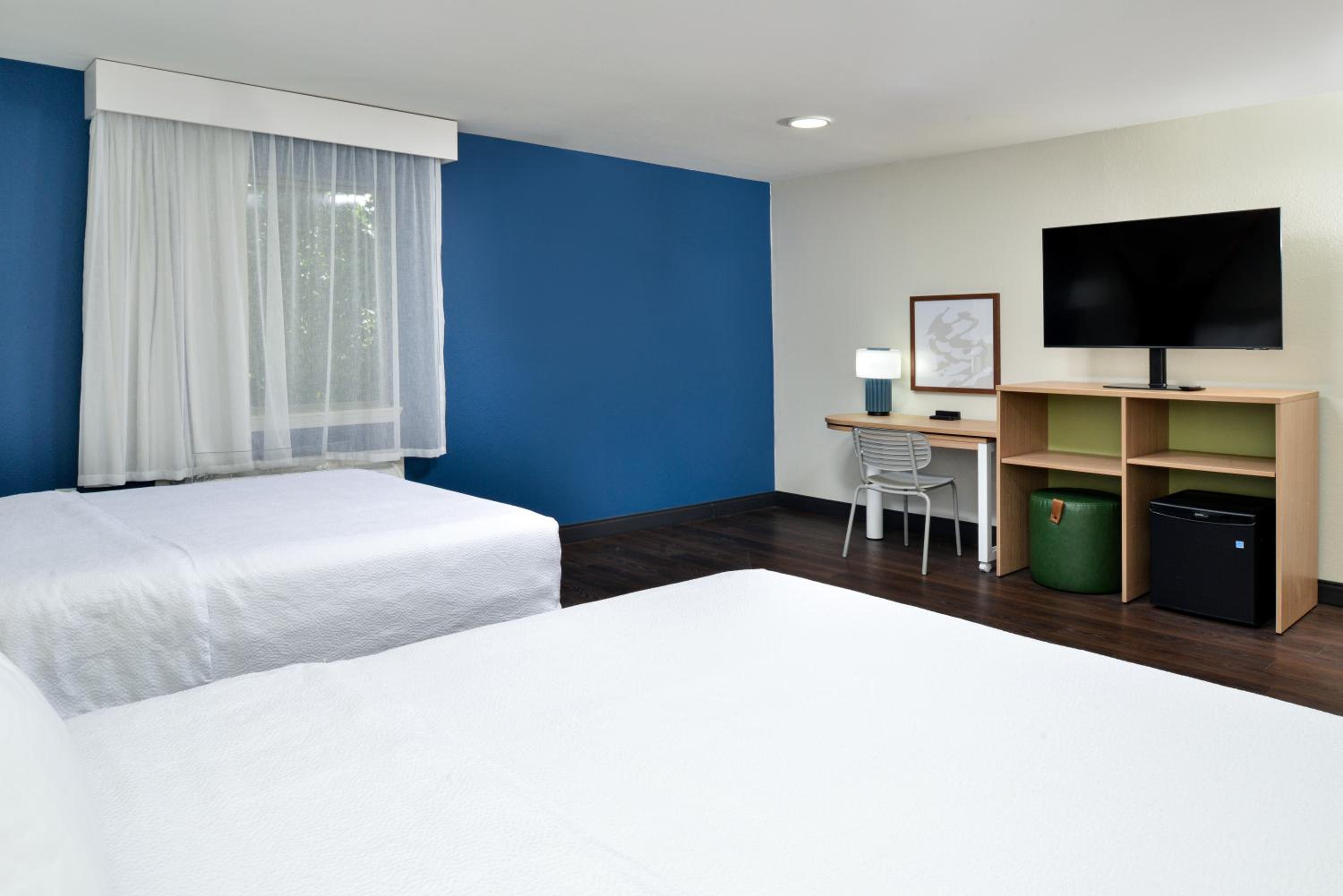 Queen Room with Two Queen Beds - Photo 4