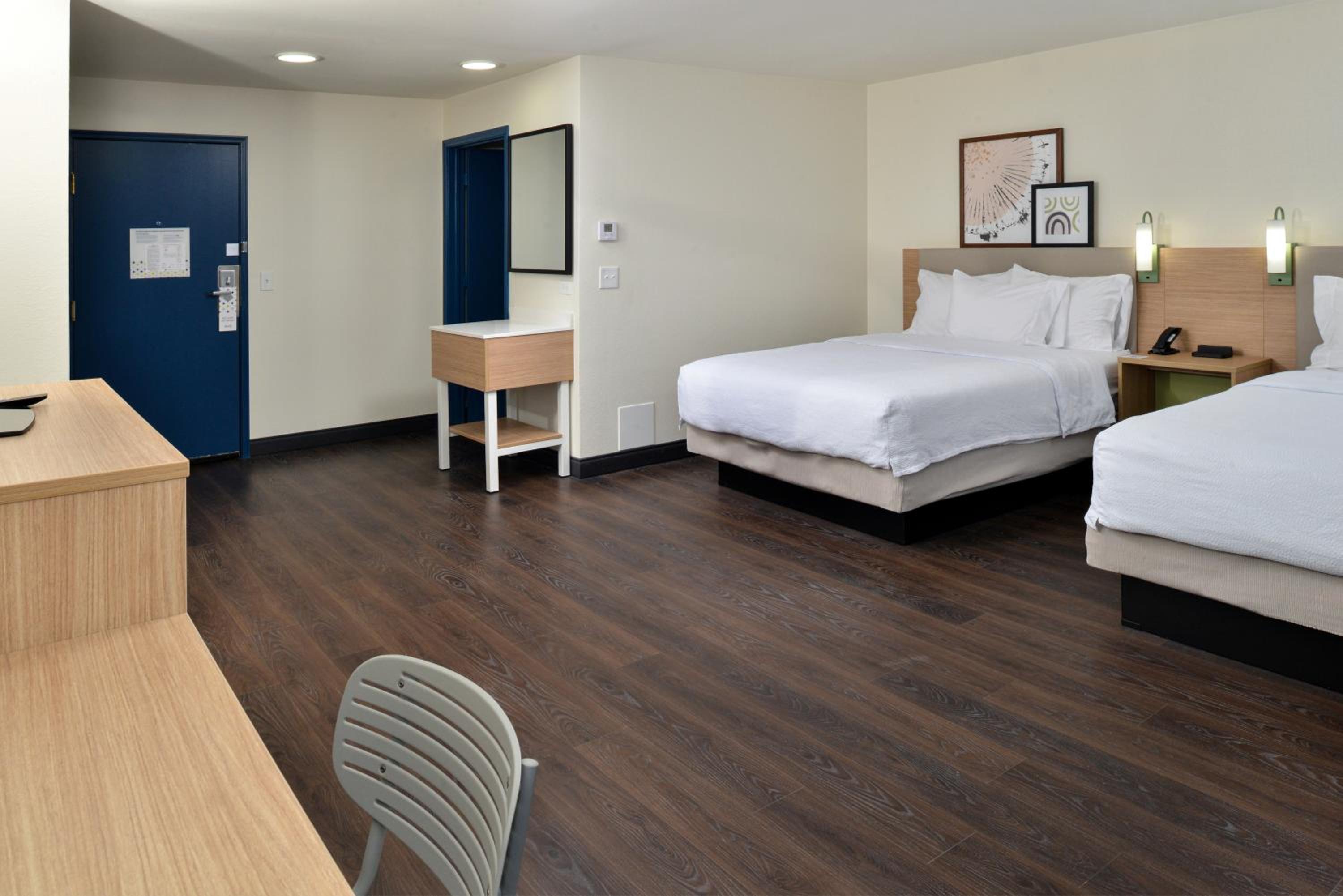 Queen Room with Two Queen Beds - Photo 6
