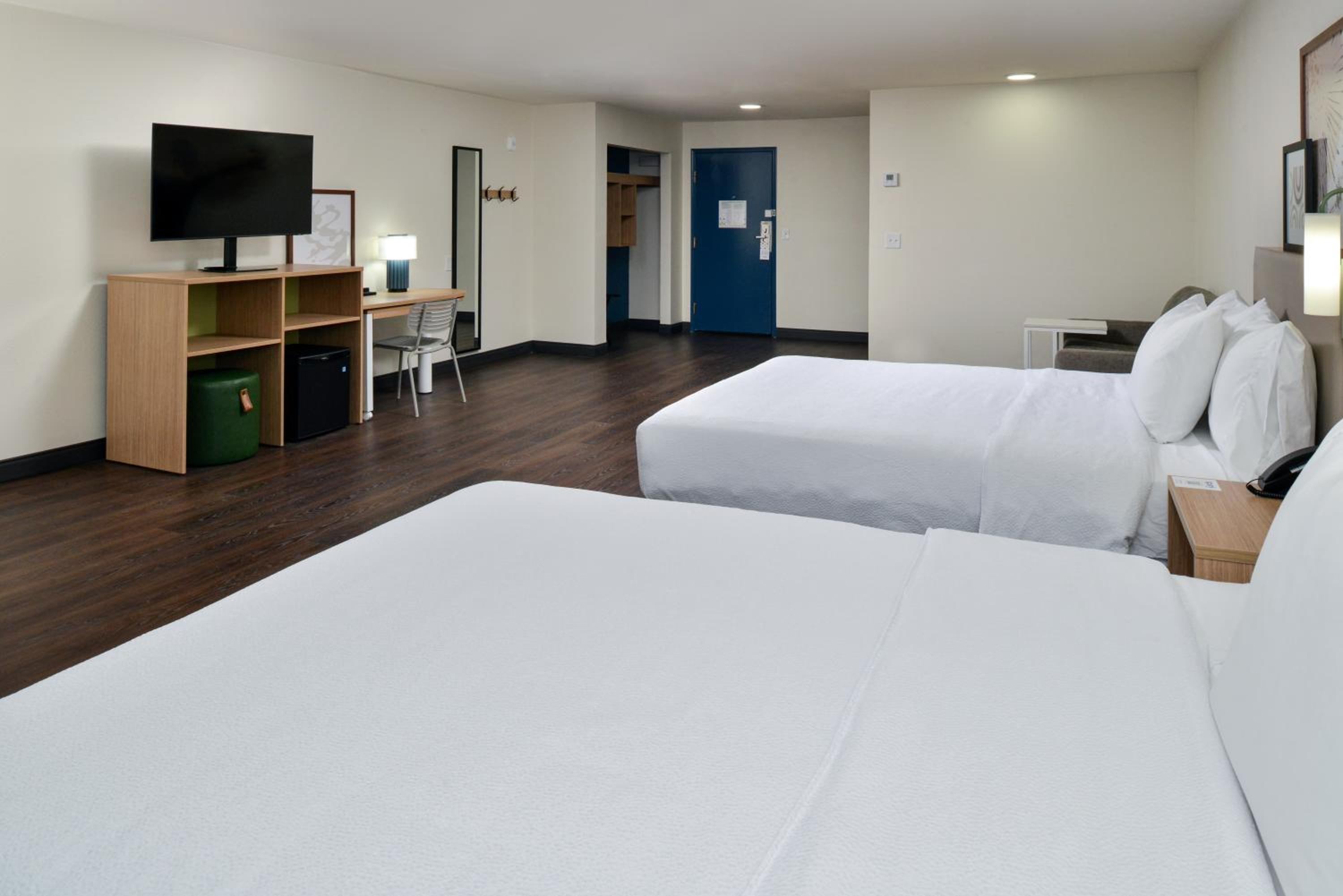 Queen Room with Two Queen Beds and Sofa Bed - Photo 4