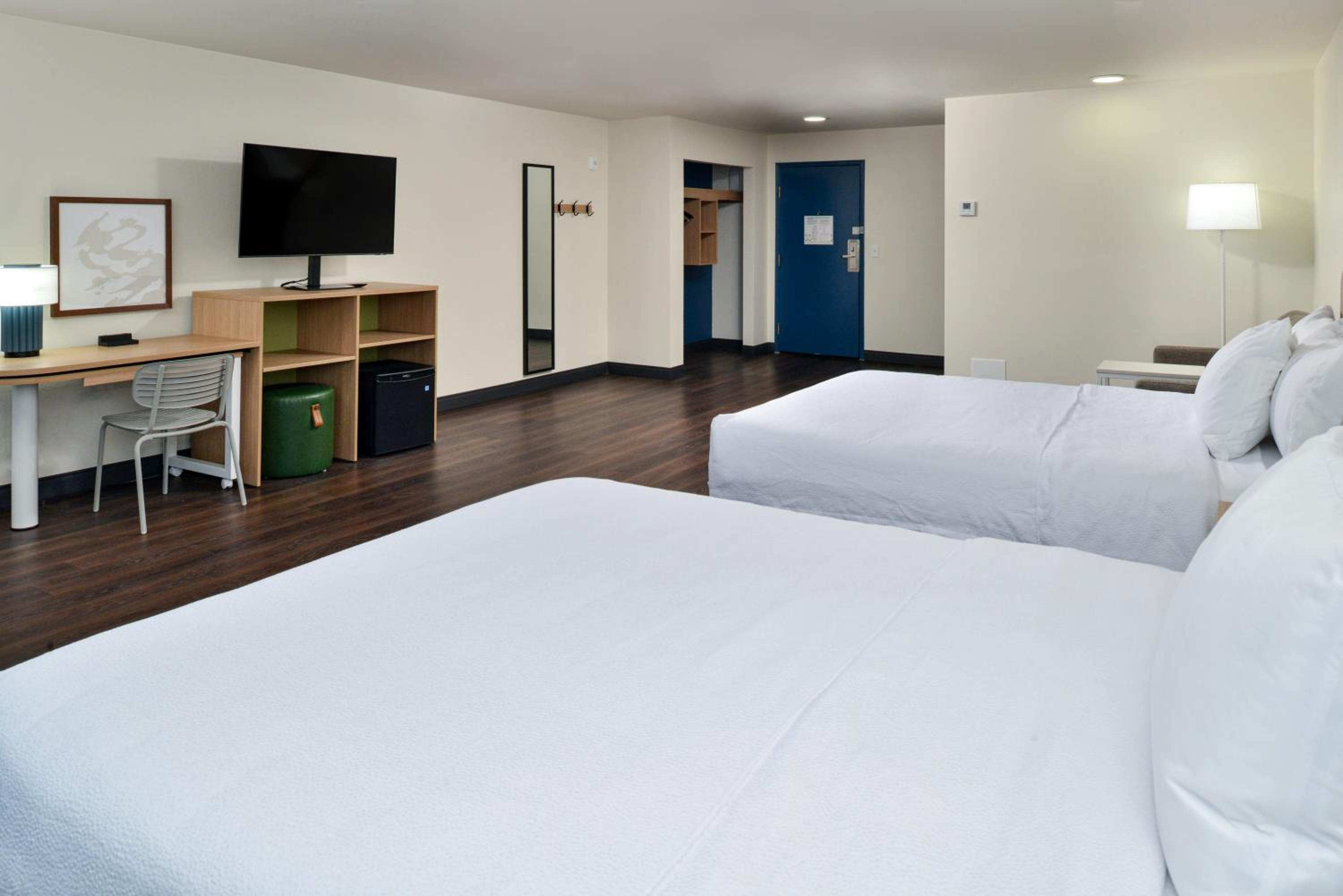 Queen Room with Two Queen Beds and Sofa Bed - Photo 3