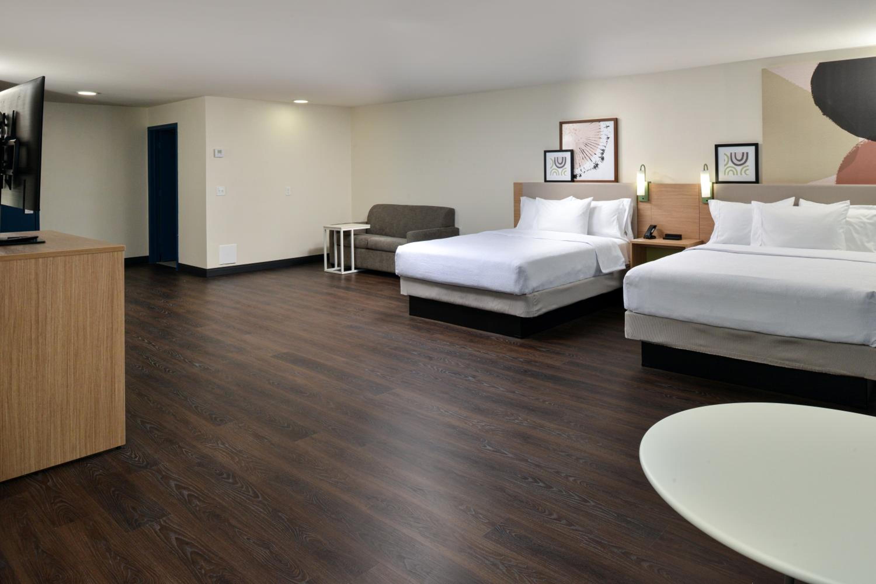 Queen Room with Two Queen Beds and Sofa Bed - Photo 10