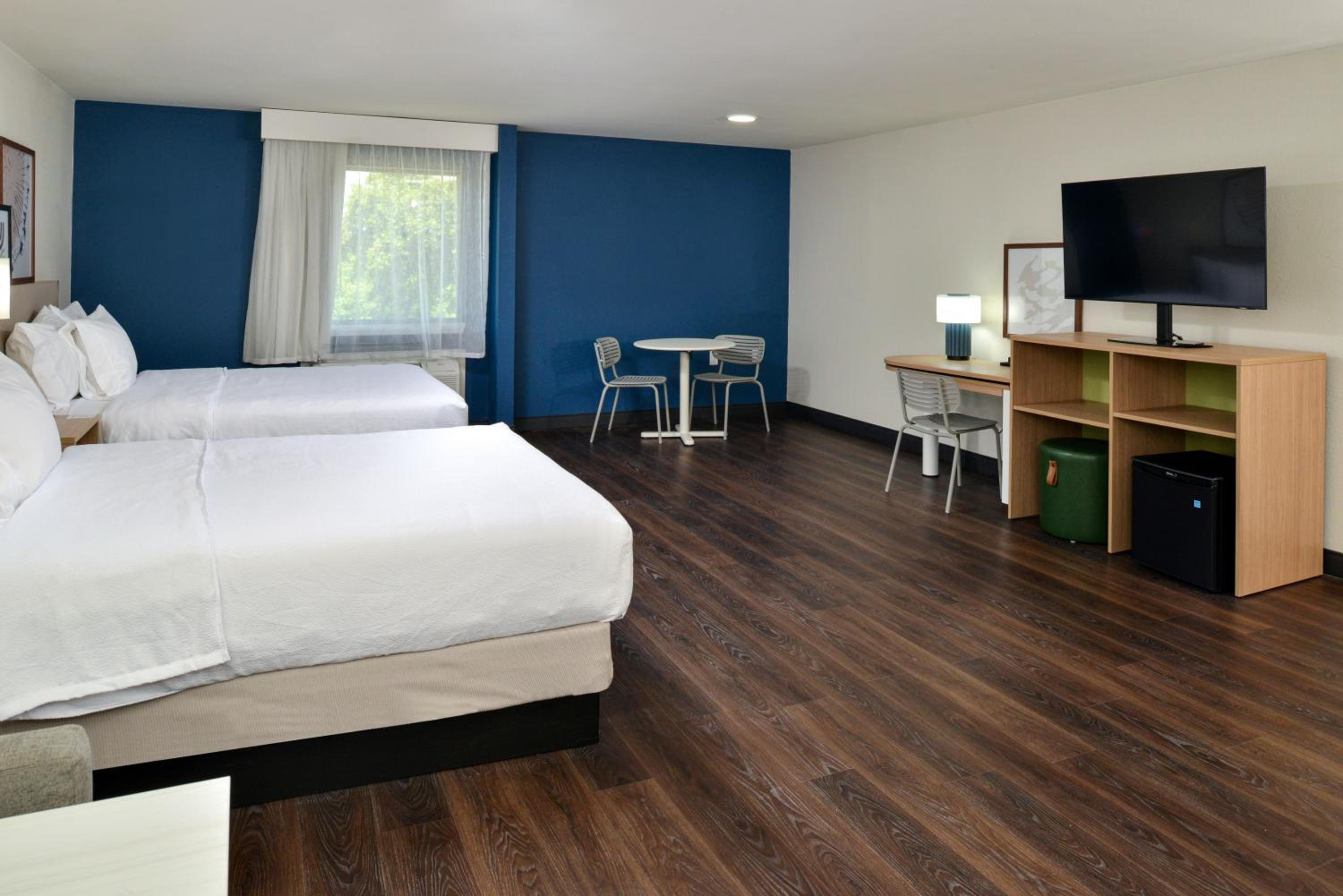 Queen Room with Two Queen Beds and Sofa Bed - Photo 6