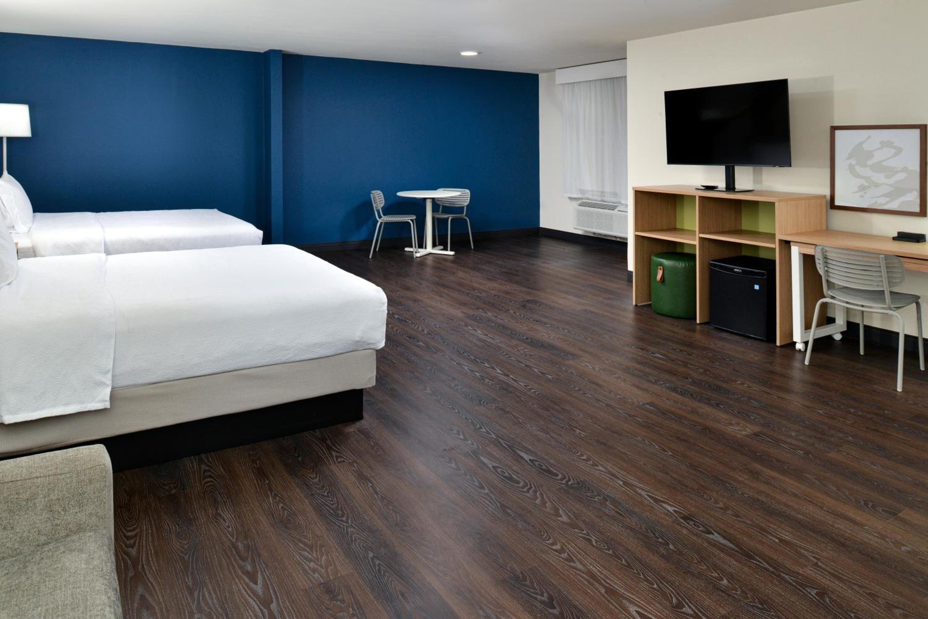 Queen Room with Two Queen Beds and Sofa Bed - Photo 5