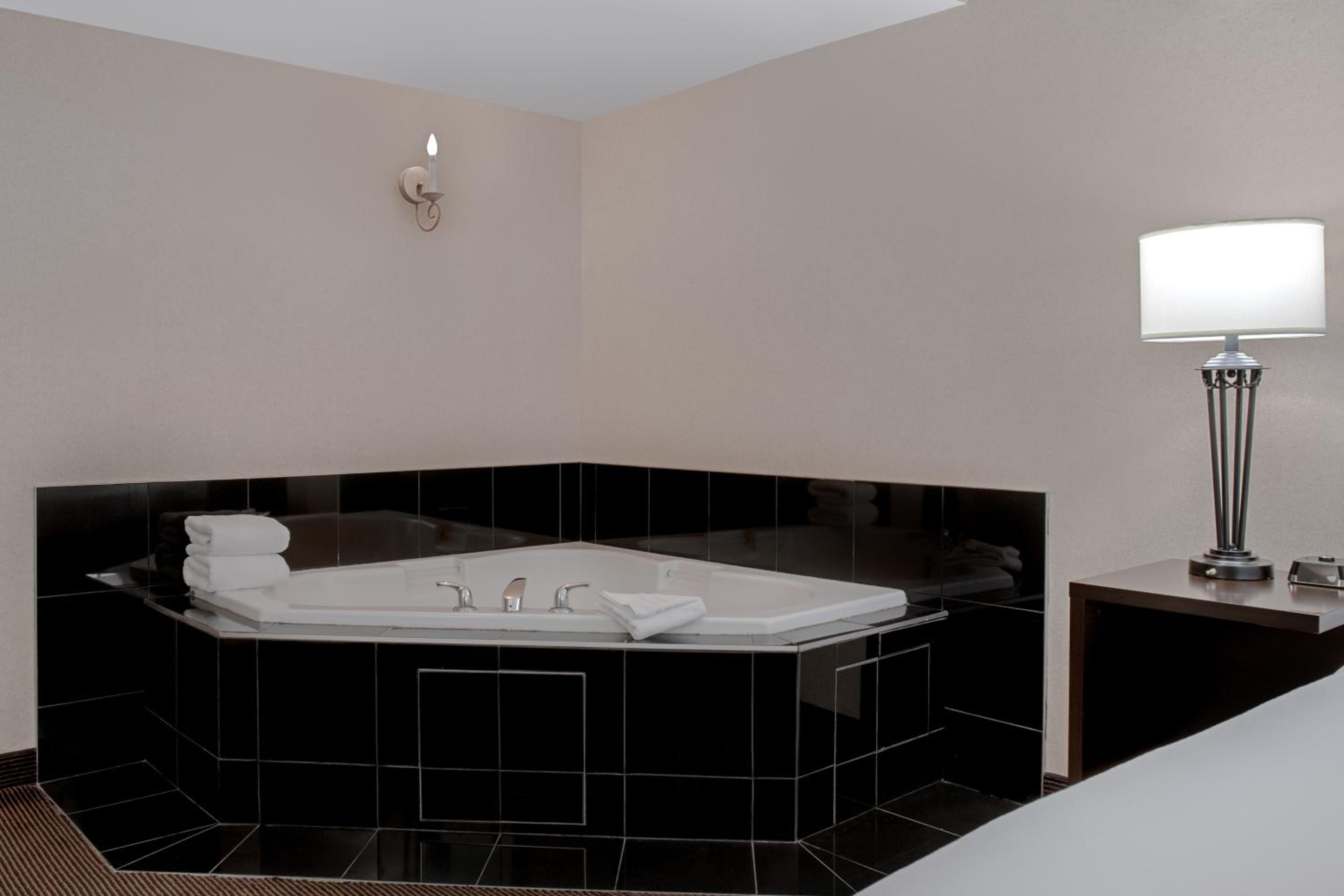 King Suite with Jetted Tub - Non-Smoking photo 3