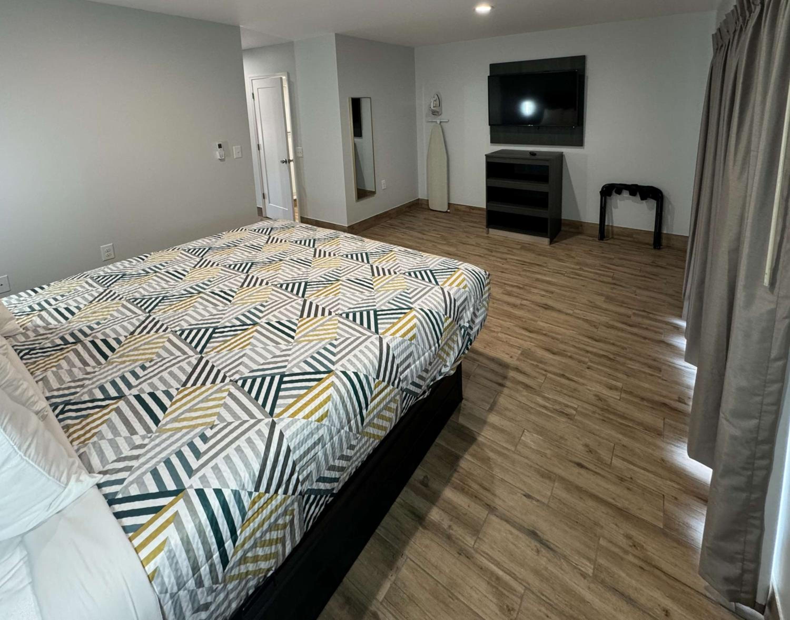 King Room with Roll-in Shower - Disability Access - Non-Smoking photo 3