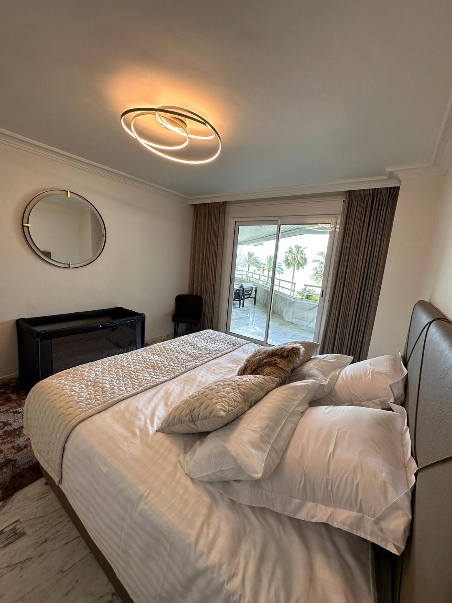 Apartamento de dos habitaciones con vista parcial al mar.