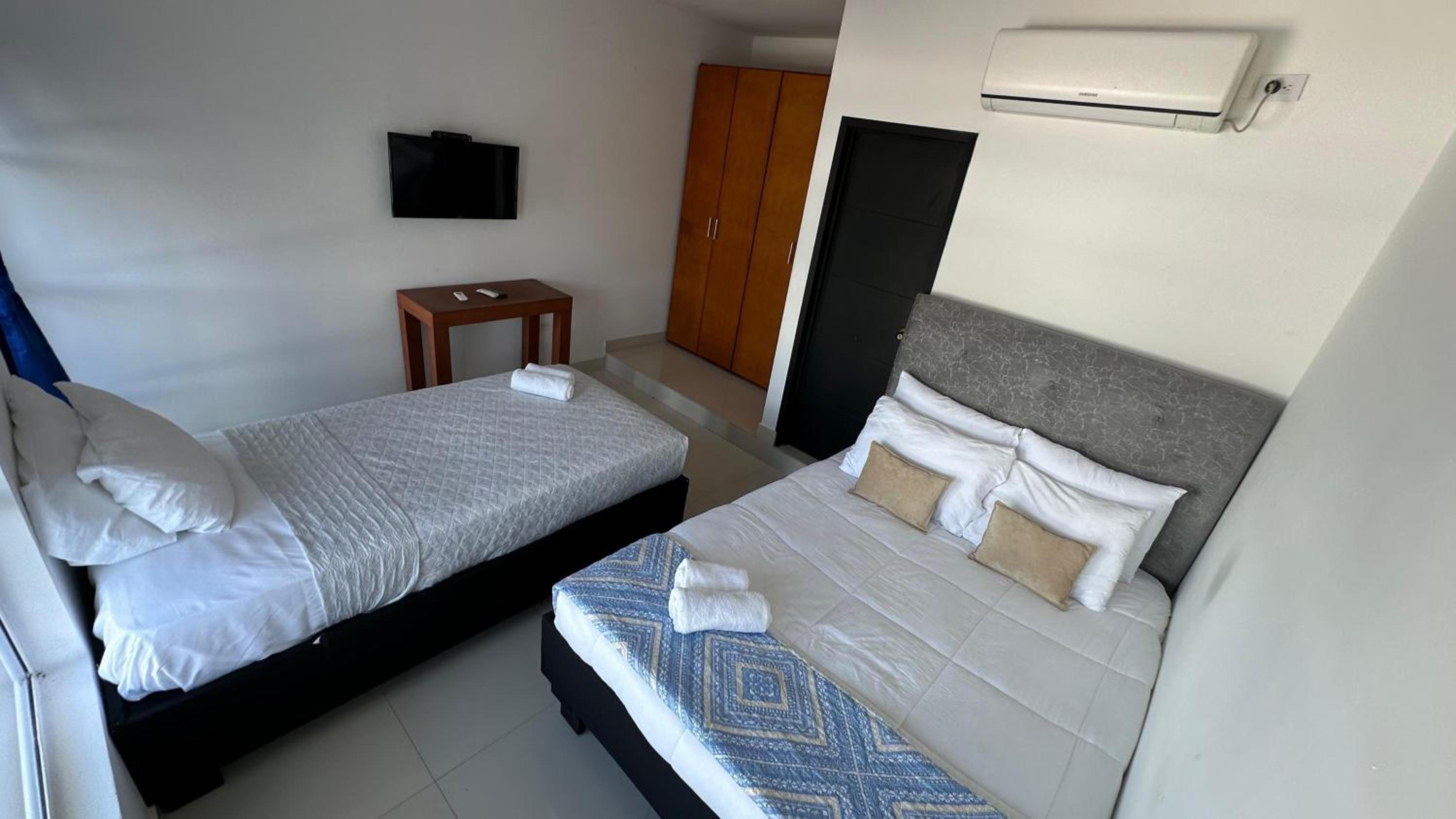 Twin Room with Private Bathroom photo 3