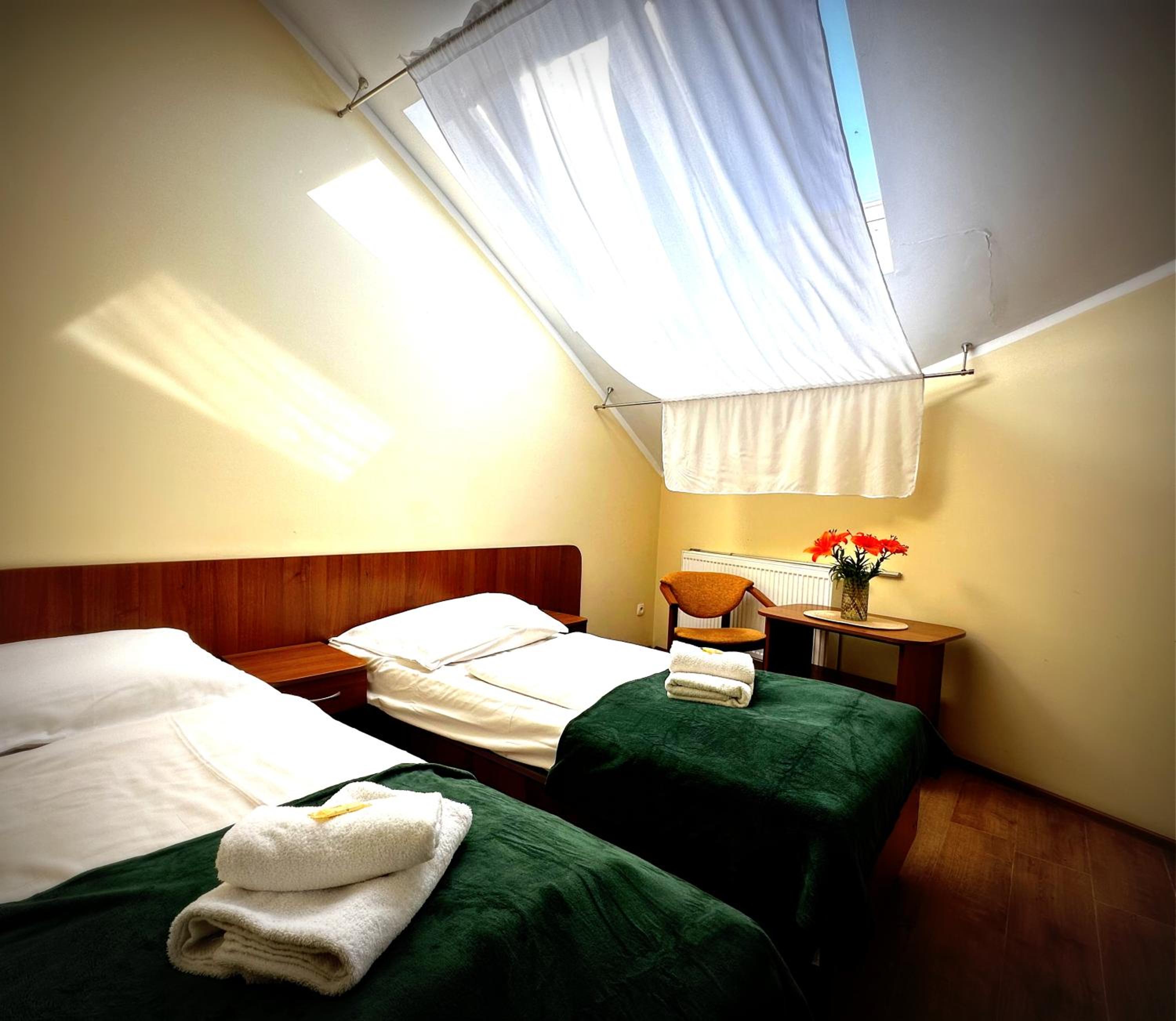 Economy Twin Room without Balcony - Attic - Photo 10