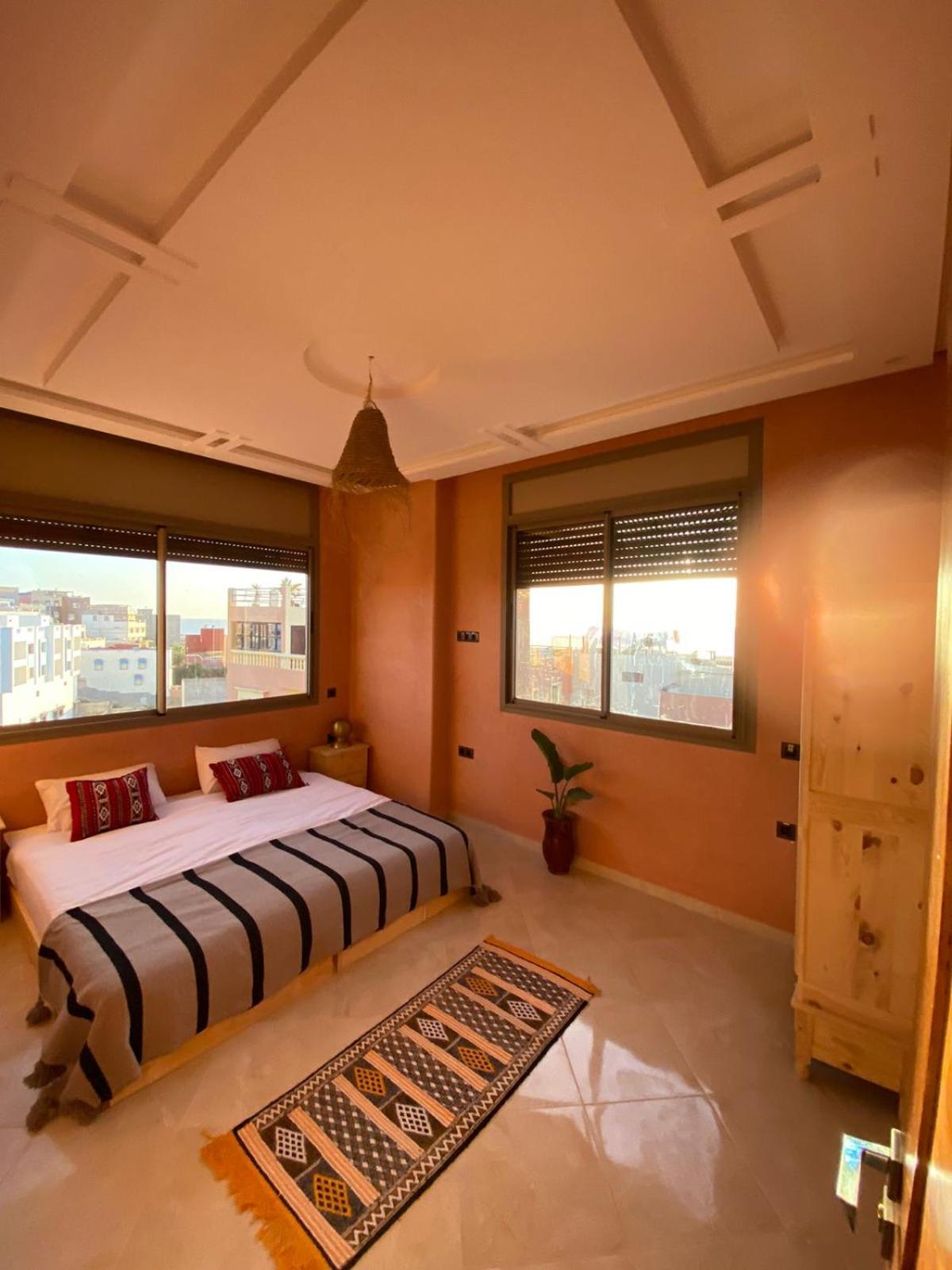 Five-Bedroom House photo 2
