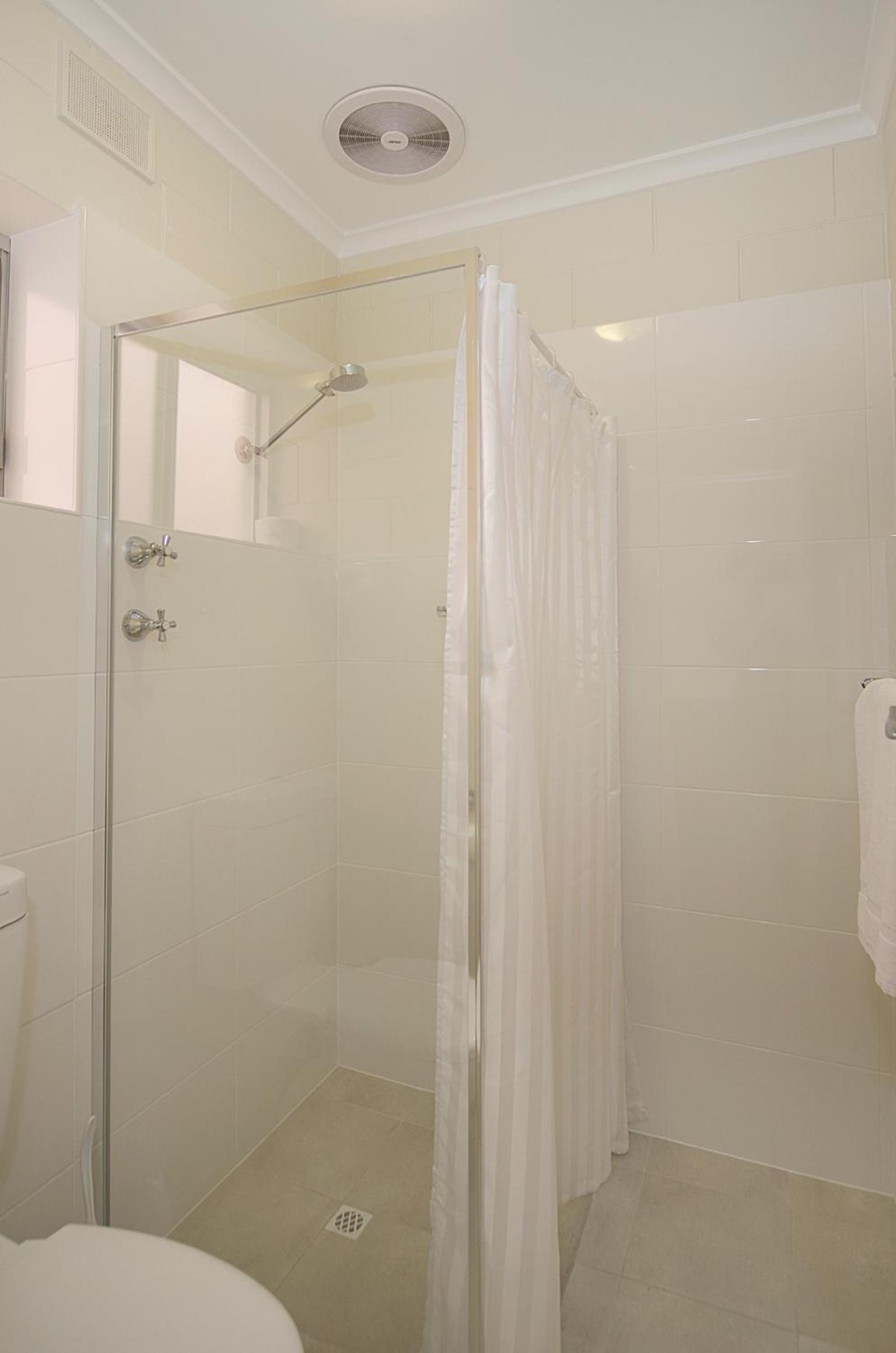 Standard Double or Twin Room (2x Queen Beds) - Photo 11