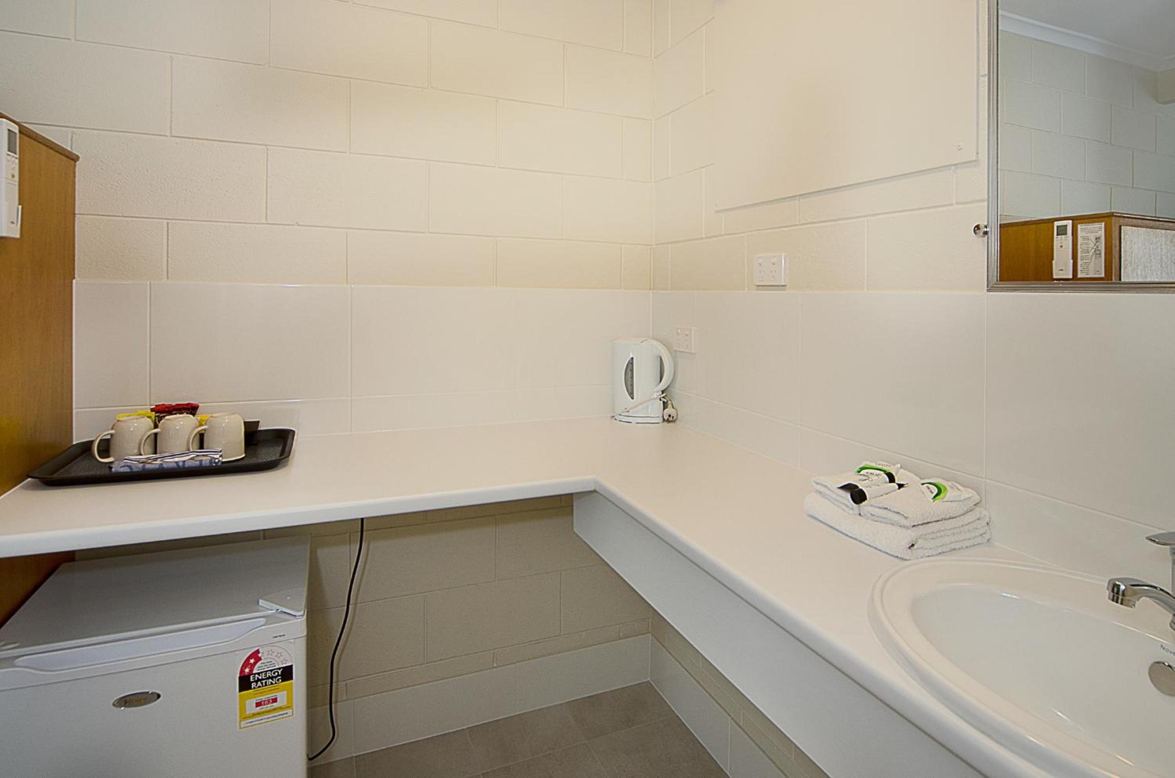 Standard Double or Twin Room (2x Queen Beds) - Photo 10