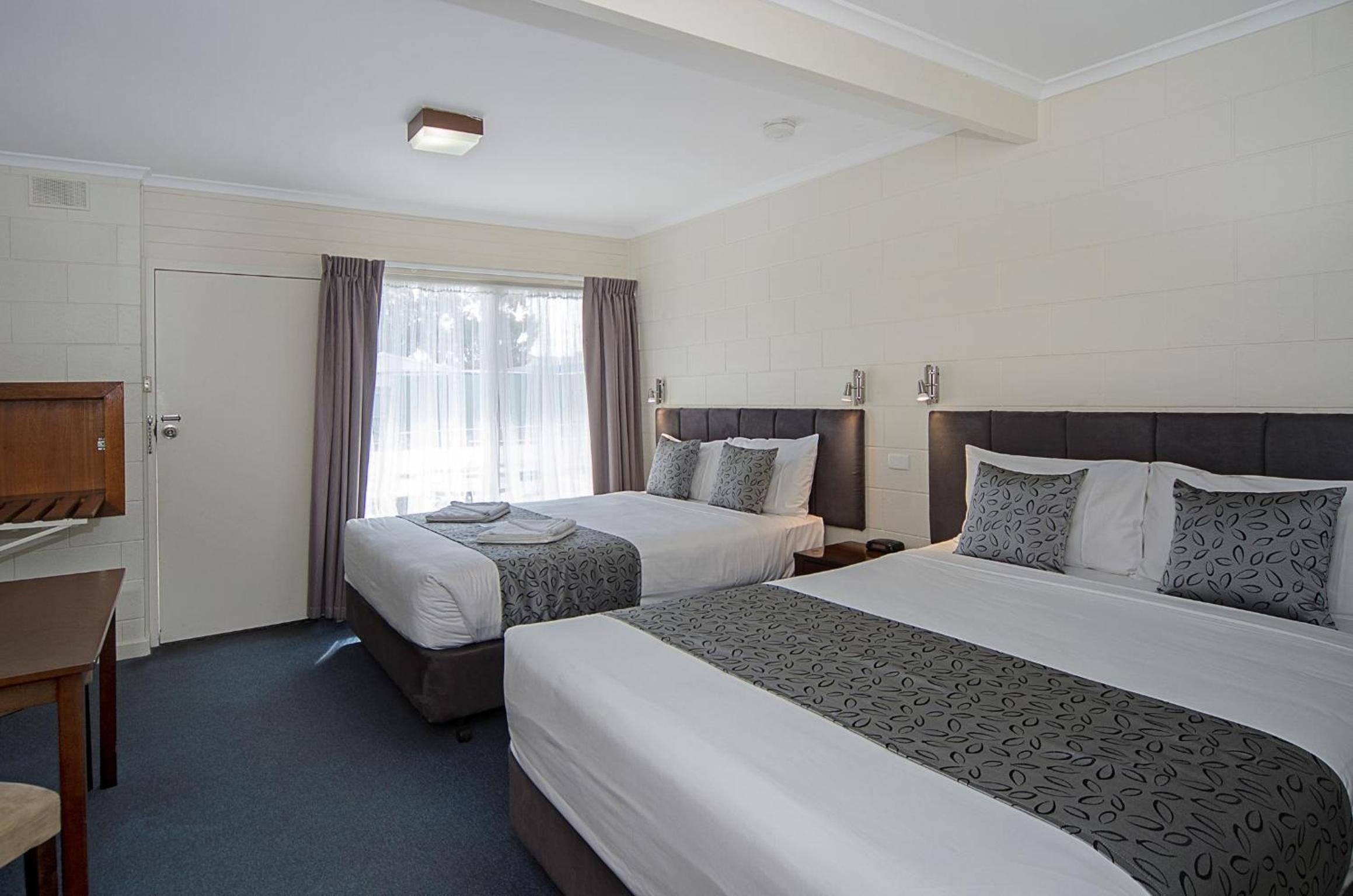 Standard Double or Twin Room (2x Queen Beds) - Photo 8