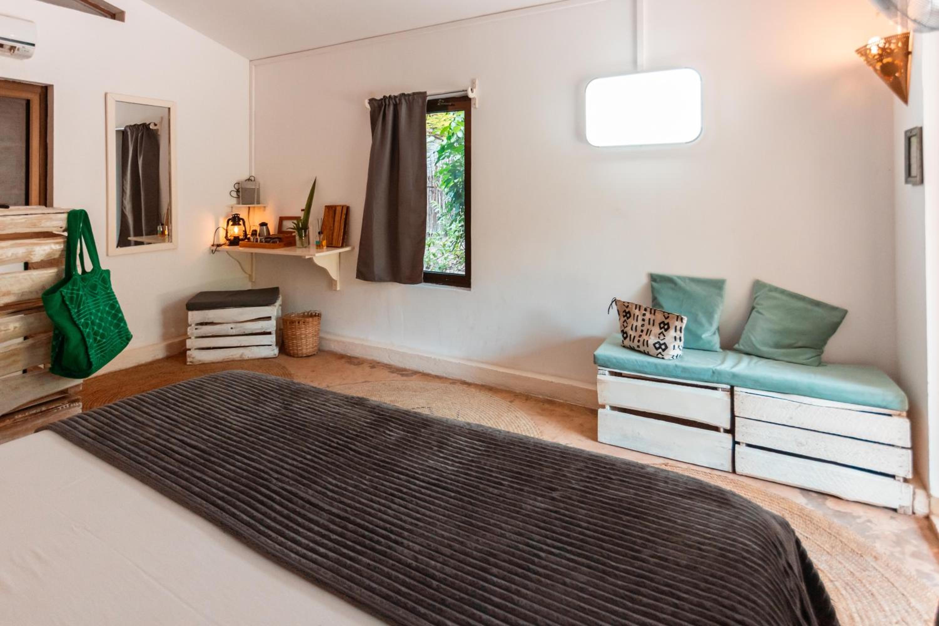 Bungalow with Garden View - Photo 4